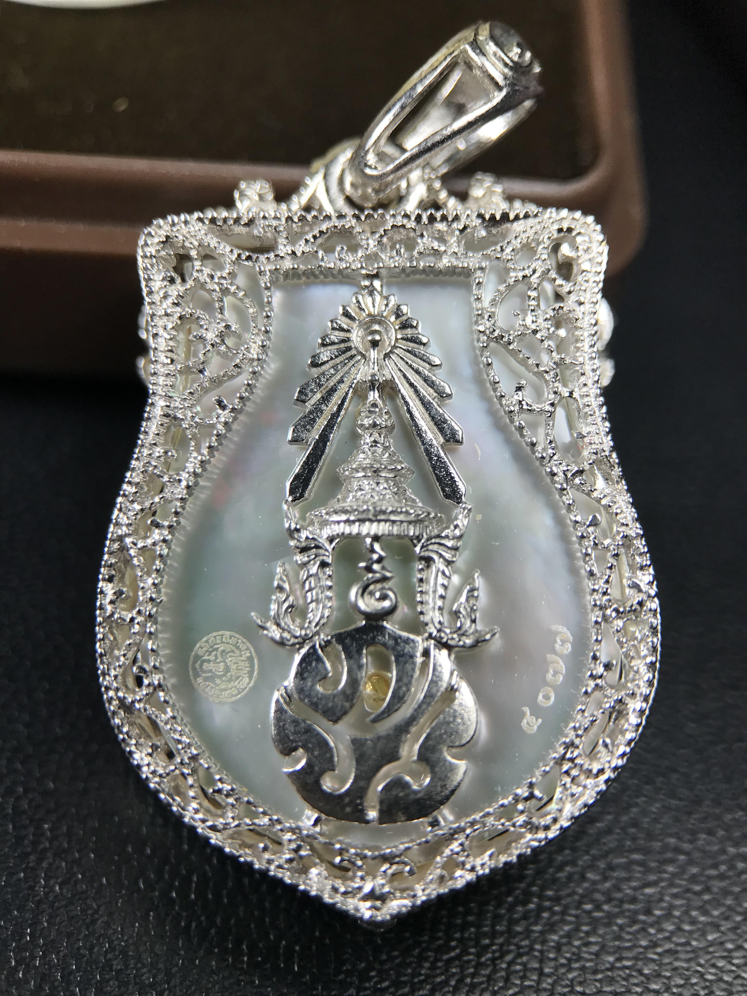 พระพุทธชินราช ภปร. โครงการ "เพราะแผ่นดินนี้ คือ แผ่นดินเกิด" ปี2548(รุ่นแรก) เหรียญทรงเสมา ขนาด 21 x 29 มม.เนื้อเงินสามกษัตริย์ องค์พระชุบสามกษัตริย์ ล้อมด้วยกรอบเงินชุบทองคำขาวสลักเสลาเป็นลวดลายละเอียดอ่อน ส่วนพื้นองค์พระเป็นเปลือกหอยมุขงดงาม