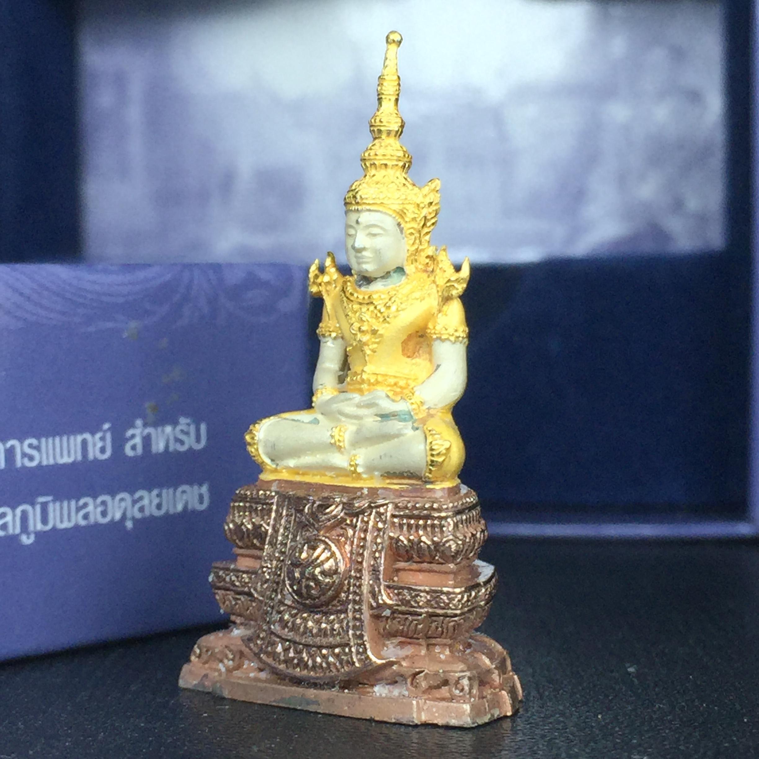 พระแก้วมรกต ภปร. ปี2547 จัดสร้างโดย รพ.ภูมิพลฯ เนื้อเงิน (3 กษัตริย์)ลอยองค์ หน้าตัก 1/2 นิ้ว(1ใน3000องค์)