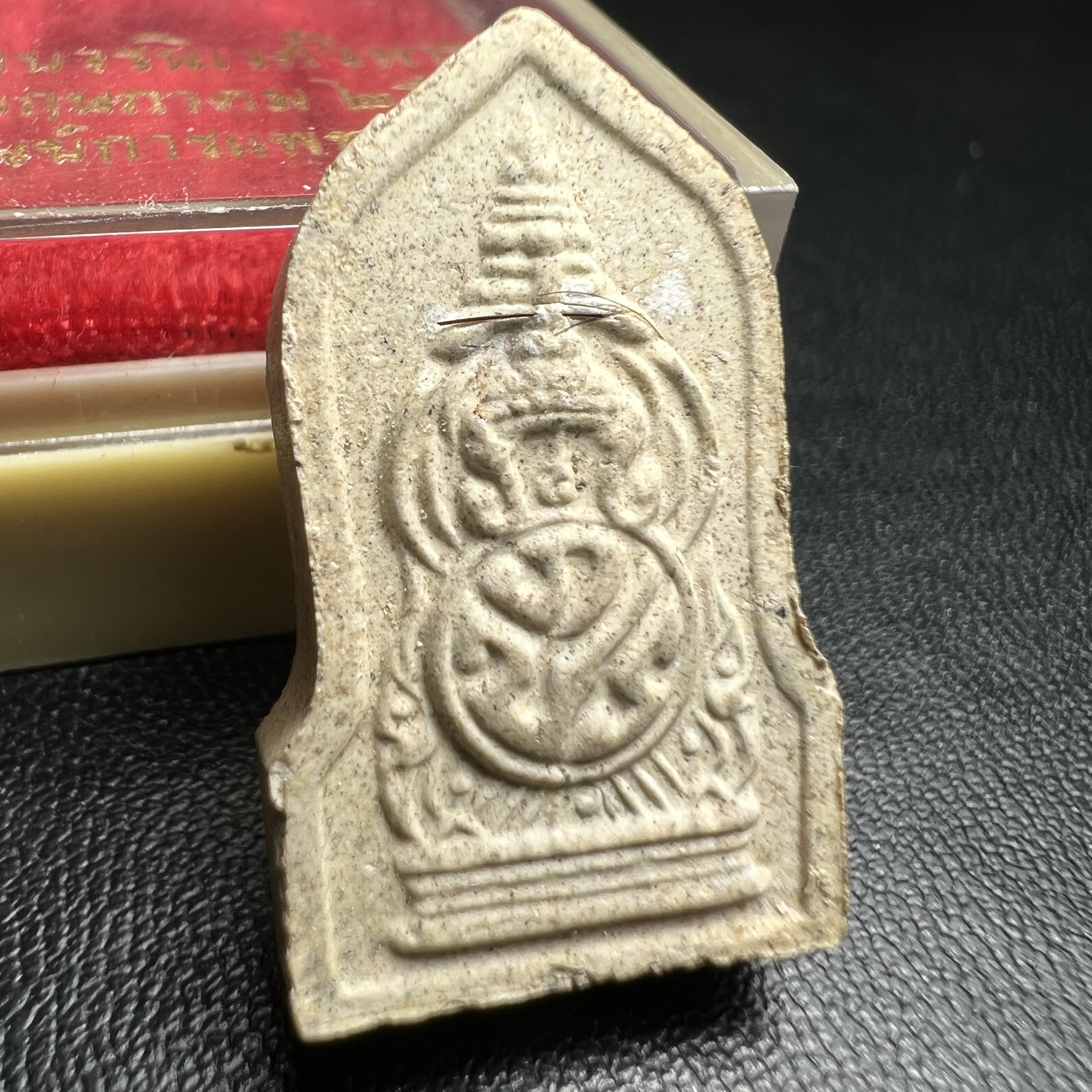 พระผงพระศาสดา หลัง ภปร. พิมพ์ใบเสมา วัดบวรนิเวศวิหาร ปี 2532 จัดสร้างในโอกาสสองทศวรรษรามาธิบดี เพื่อศูนย์การแพทย์สิริกิติ์ เนื้อผงพุทธคุณ มวลสารจิตรลดาพระราชทาน เส้นพระเกศาสมเด็จพระสังฆราช(พิธีใหญ่ มวลสารมงคล สวยงามเข้มขลัง)พร้อมกล่องบรรจุเดิม