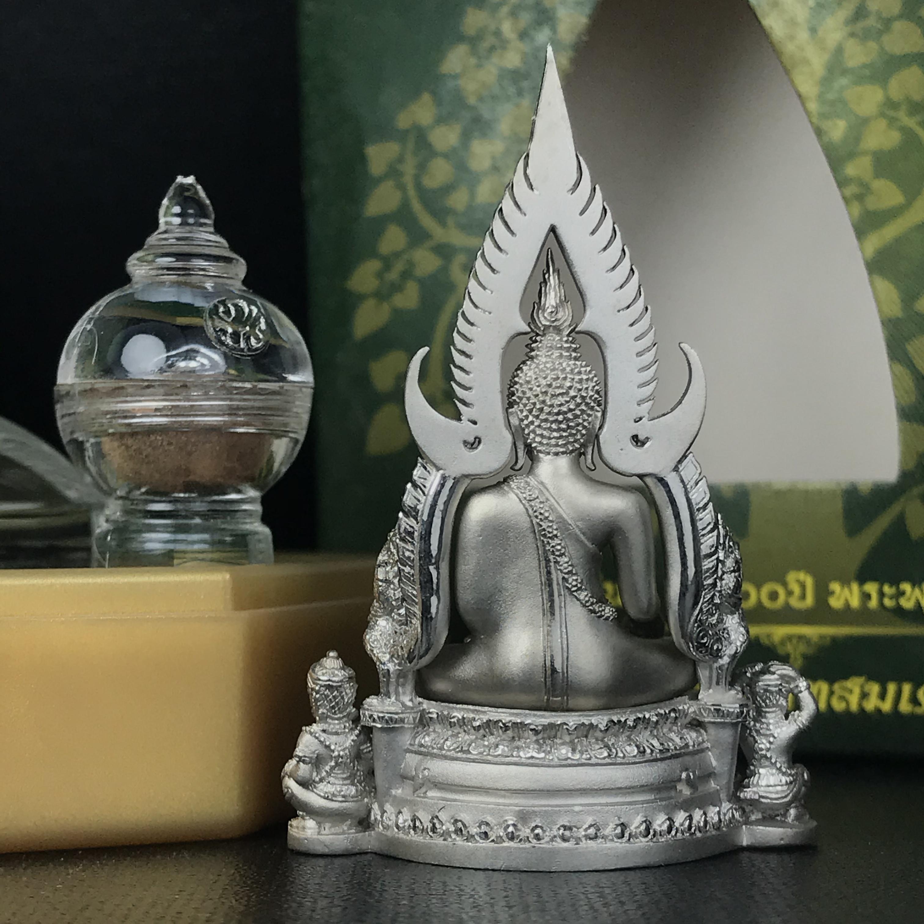 พระพุทธชินราช(จำลอง) ภปร 84 พรรษา เนื้อเงินชุบทองคำขาว พิมพ์ใหญ่ขนาดหน้าตัก 3/4 นิ้ว(1ใน3000องค์) )(พระราชทานมวลสาร จิตรลดาและเส้นพระเจ้า(เส้นผม))