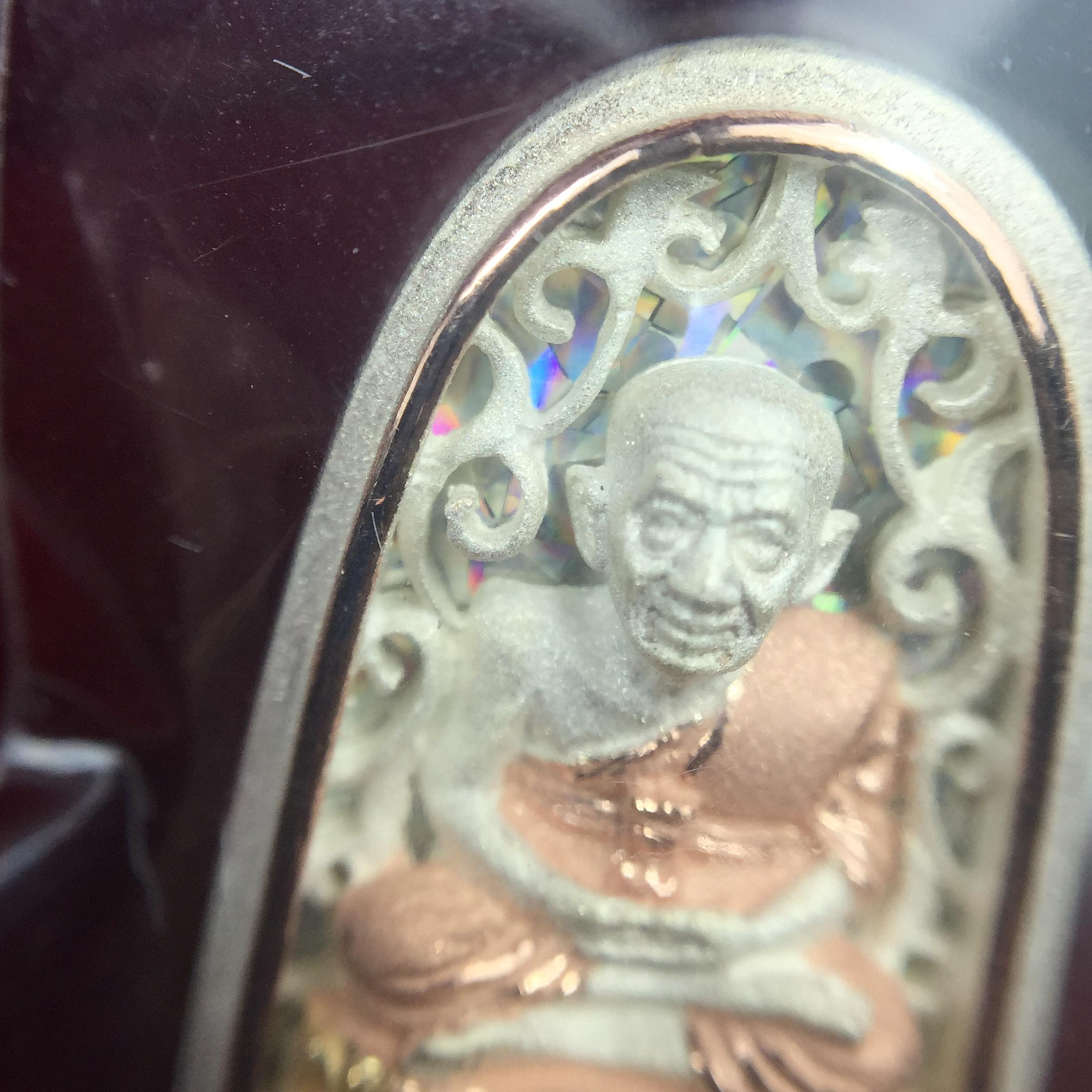 เหรียญหลวงพ่อทวด รุ่น มงคลบารมี วัดประสาทบุญญาวาส ปี 2545 เนื้อเงินสามกษัตริย์ พิมพ์ทรงพระรอด(ขนาด 2.2*1.5 ซม.)ฉลุลายฉากพื้นหลังสามมิติเปลือกหอยมุกสวยงาม ตอกโค๊ต ก(กรรมการ)พร้อมกล่องบรรจุเดิม