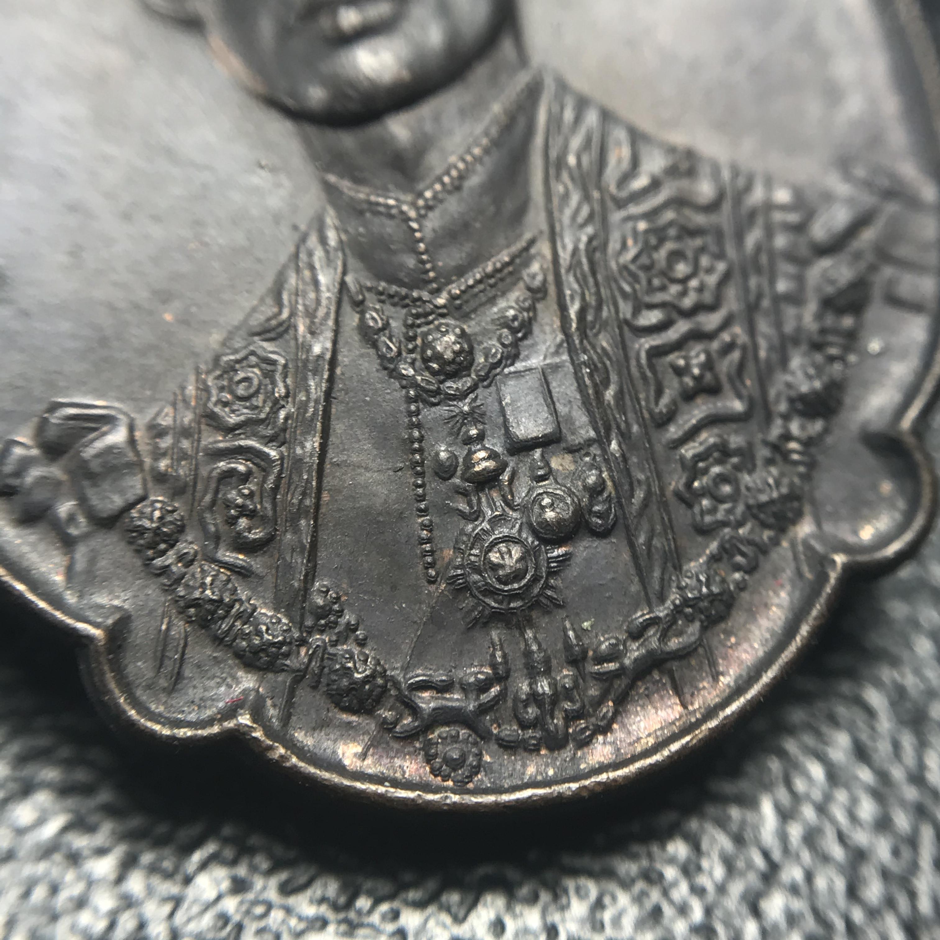 เหรียญ ร.9 ทรงเฉลิมพระชนมพรรษาครบ 4 รอบ ปี2518 (เนื้อทองแดงบล็อกวงเดือนล่าง)หายากนิยมที่สุด