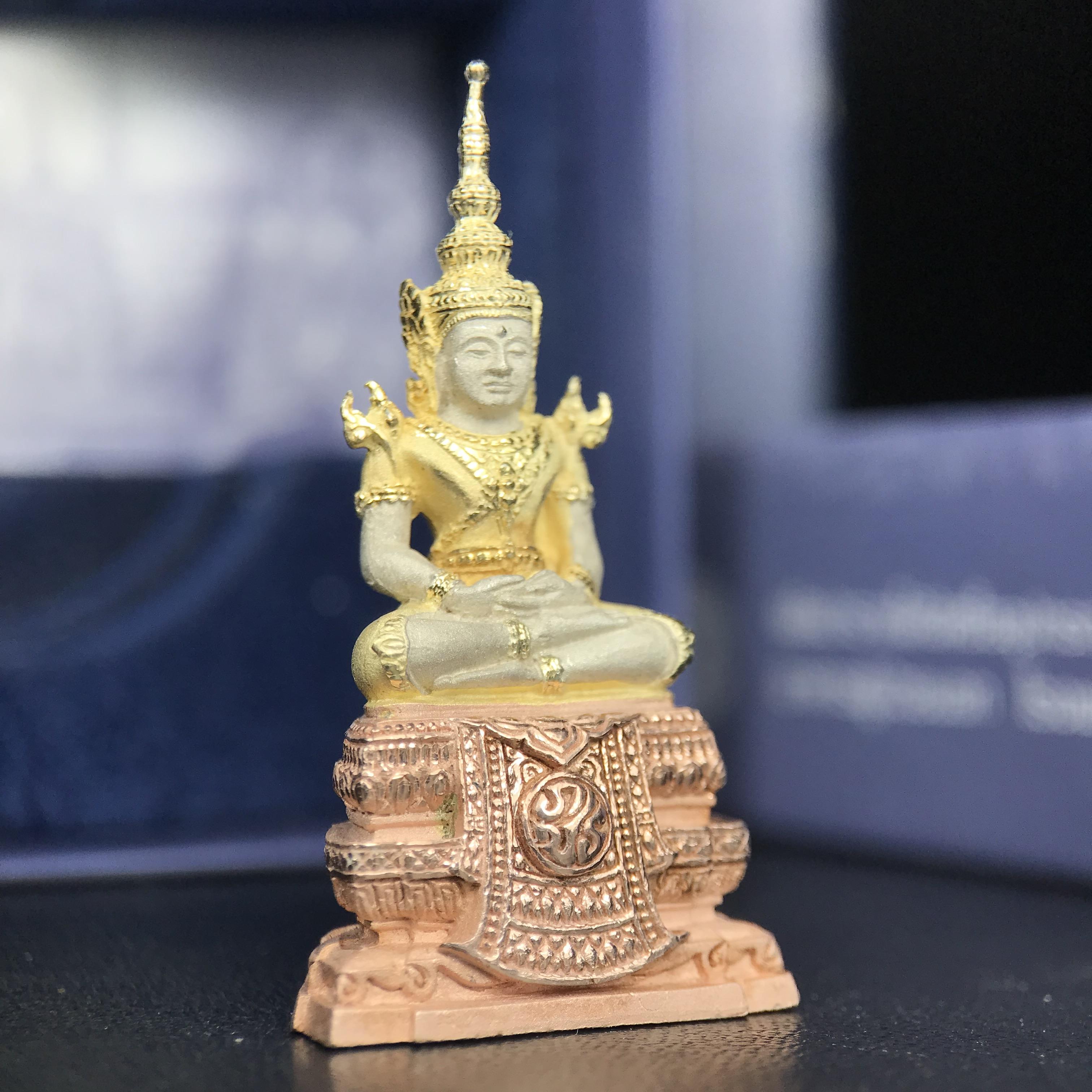 พระแก้วมรกต ภปร. ปี 2547 จัดสร้างโดยโรงพยาบาลภูมิพลอดุลยเดช เนื้อเงิน(3 กษัตริย์) ลอยองค์ หน้าตัก 1/2 นิ้ว สูง 3.7 ซม.พิธีมหามังคาภิเษก ณ พระอุโบสถวัดพระศรีรัตนศาสดาราม(วัดพระแก้ว) งดงามทรงคุณค่าอีกหนึ่งรุ่นยอดนิยม หายาก(องค์หมายเลข ๒๑๓๐)