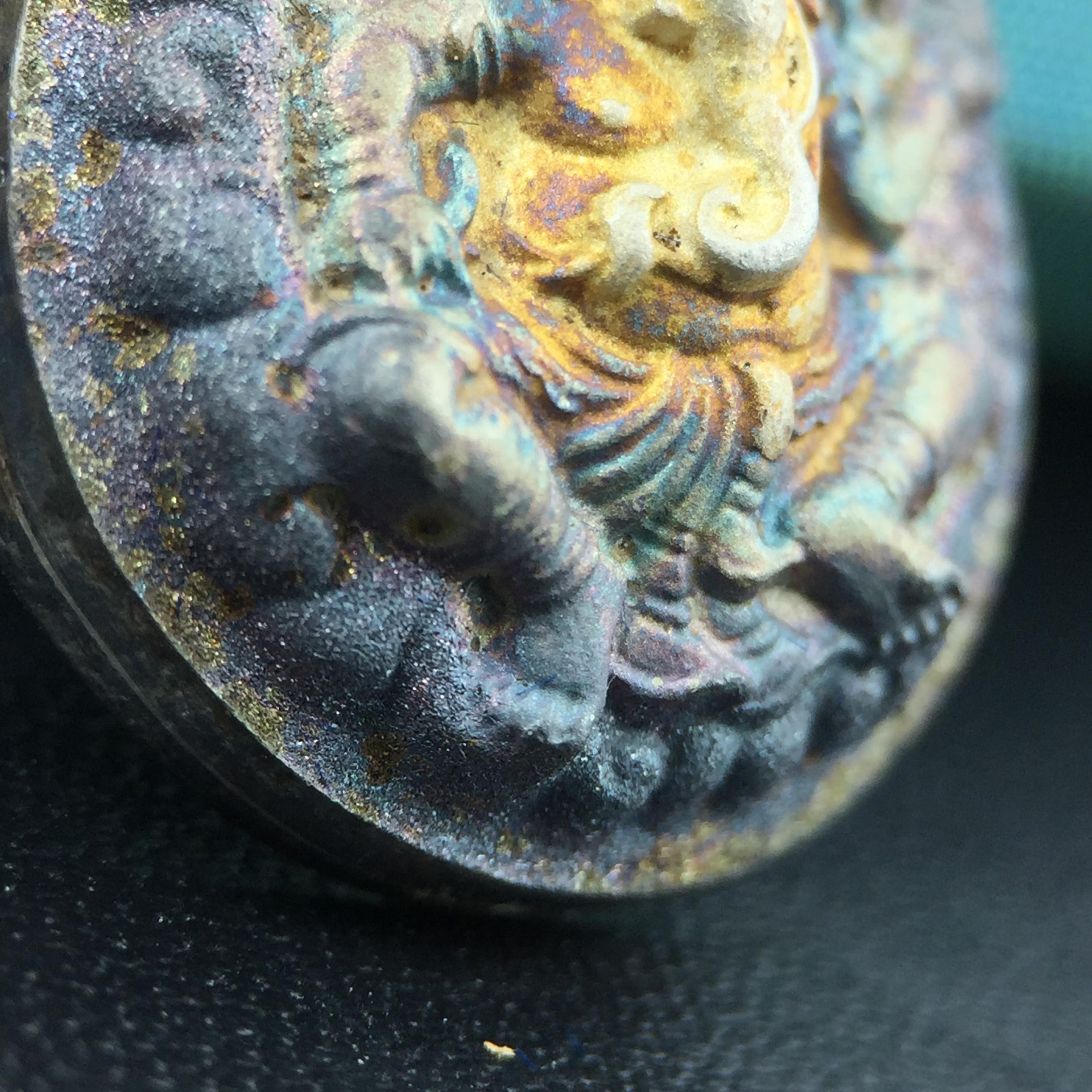 เหรียญพระพิฆเนศวร ญสส. ชุดกาญจนาภิเษกครองราชย์ 50 ปี พุทธศักราช 2538 พิมพ์ใหญ่(2.9 ซม.) เนื้อเงินผิวเดิมกลับดำขึ้นสีรุ้งเข้มขลังงดงามธรรมชาติสร้างสรรค์ สภาพสวยเดิมพร้อมกล่องบรรจุเดิม ตอกโค๊ดหมายเลขกำกับ(1ใน 5539องค์)