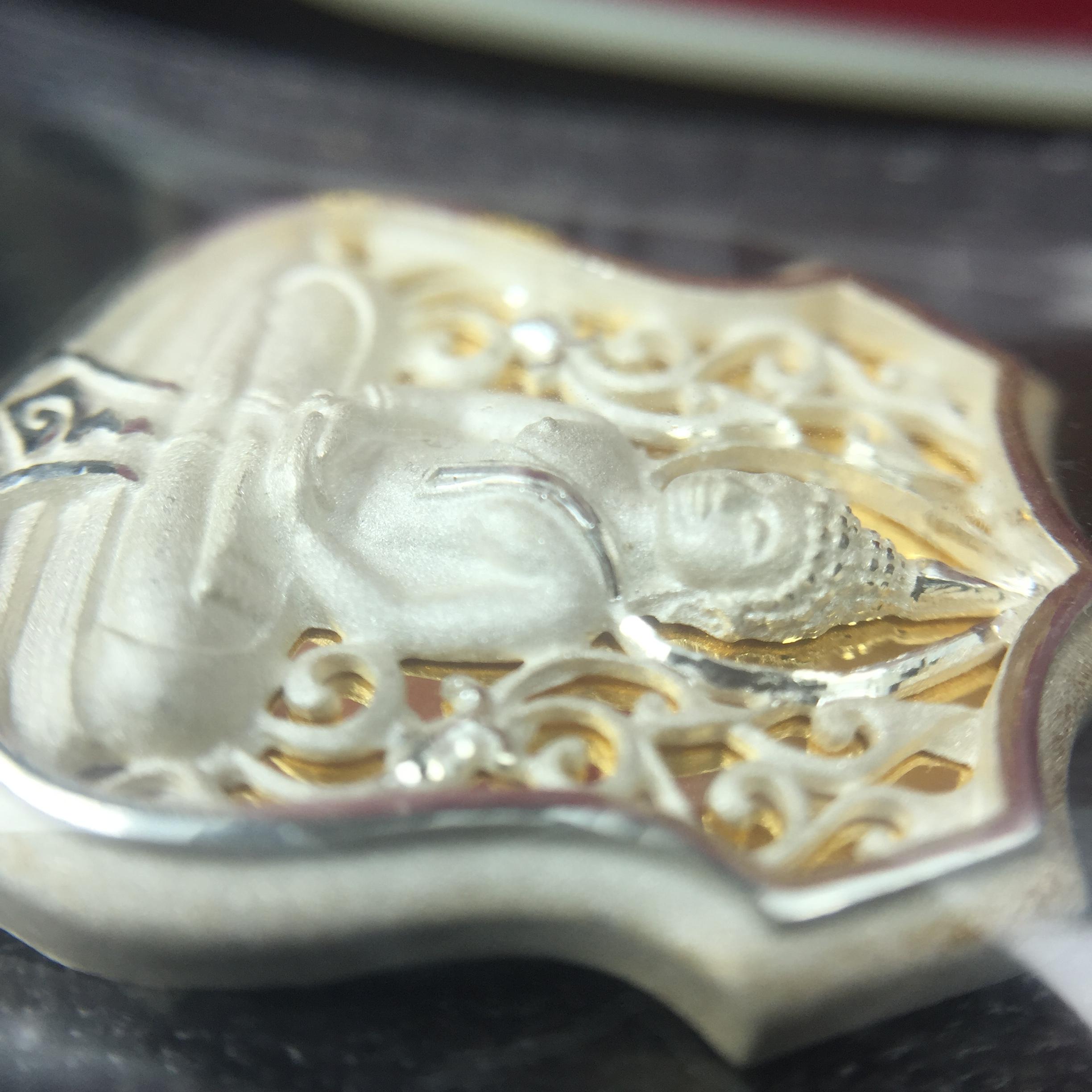 เหรียญหล่อฉลุลายพระพุทธโสธรทรงอาร์มลายกนก เนื้อเงินบริสุทธิ์พ่นทรายนวลขัดเงา(แผ่นกลางทองคำ) พิมพ์เล็ก สูง 2.1 ซม. รุ่น "ทูลเกล้ามหามงคล" ปี 2544(สภาพคัดสวยซีนซองเดิมกล่องบรรจุเดิมครบสมบูรณ์)