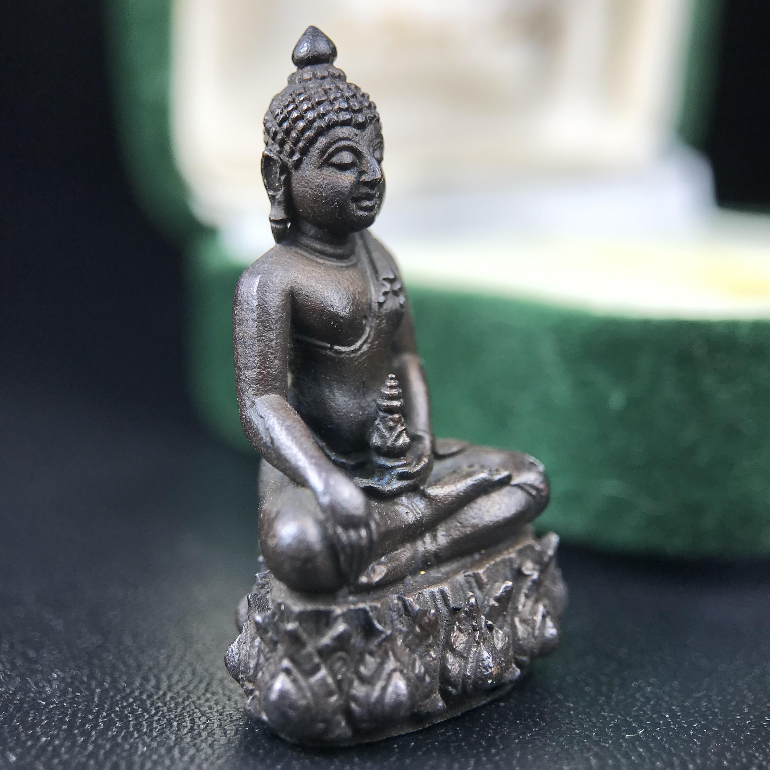 พระกริ่งวาสนา(รุ่นแรก) 80 พรรษา สมเด็จพระสังฆราช (วาสน์) วัดราชบพิธฯ ปี2521 เนื้อนวโลหะ(ตอกโค๊ตพระปิดตา) โดยมีหลวงปู่โต๊ะ วัดประดู่ฉิมพลีร่วมปลุกเสก พร้อมกล่องบรรจุเดิม(รุ่นแรก คอตั้งตรงได้สัดส่วน หายาก)