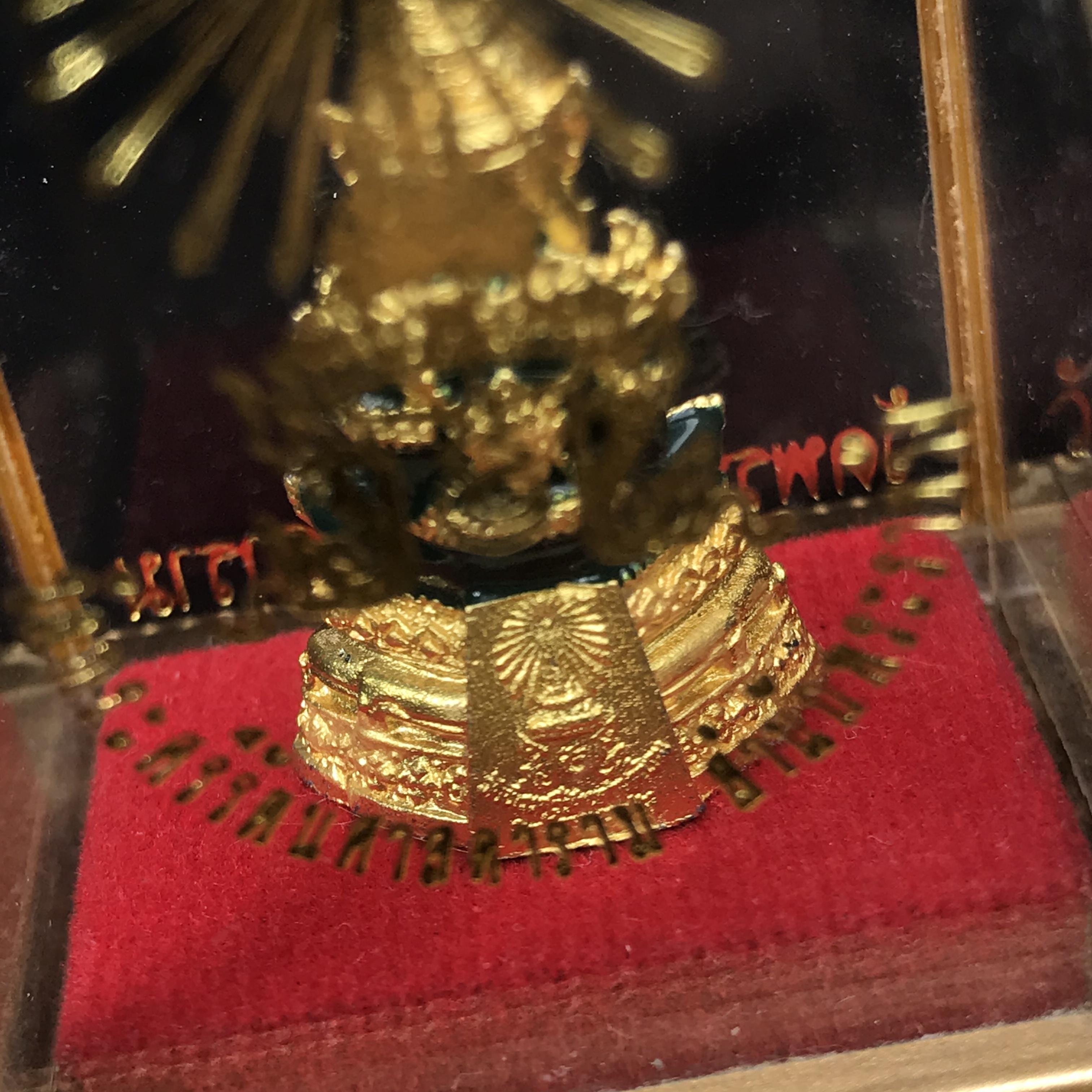 พระพุทธมหามณีรัตนปฏิมากร(พระแก้วมรกต) วัดพระศรีรัตนศาสดาราม สำนักพระราชวัง จัดสร้าง พิมพ์ฤดูร้อน หน้าตัก 1 นิ้วพร้อมครอบตู้เดิม(บรรจุมวลสารใต้ฐาน)