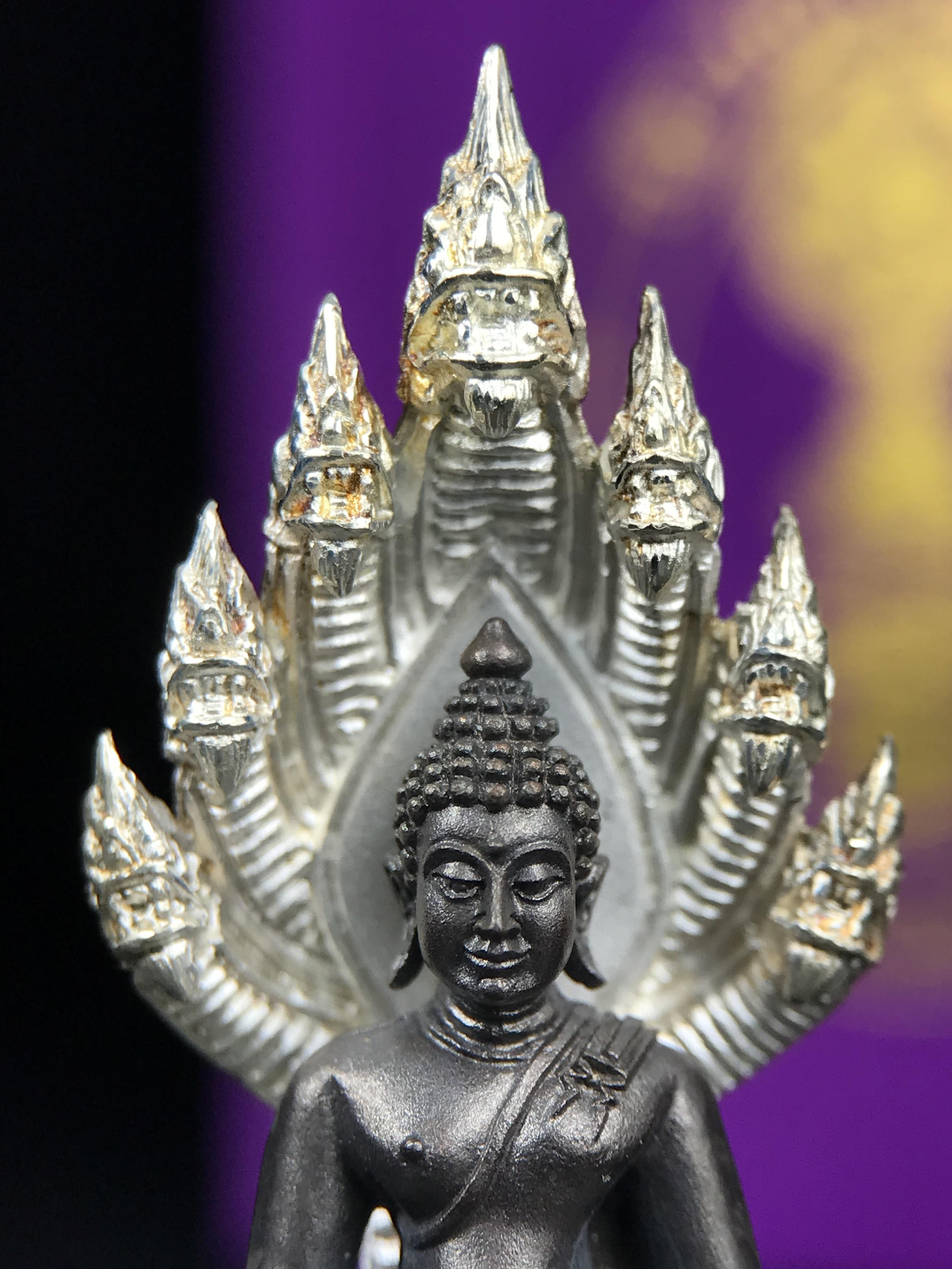 พระนาคปรก สธ. รุ่นสร้างพระอุโบสถเฉลิมพระเกียรติ 4 รอบ 84 พรรษา สมเด็จพระเทพรัตนราชสุดาฯ วัดบวรนิเวศวิหาร ปี 2543 พิมพ์ใหญ่ องค์พระเนื้อนวโลหะ ฐานนาคปรกเนื้อเงิน(สภาพ สวย )พิธีใหญ่ พุทธศิลป์งดงาม หายาก(องค์หมายเลขสวย ๒๖๖) (1 ใน 1999 องค์)