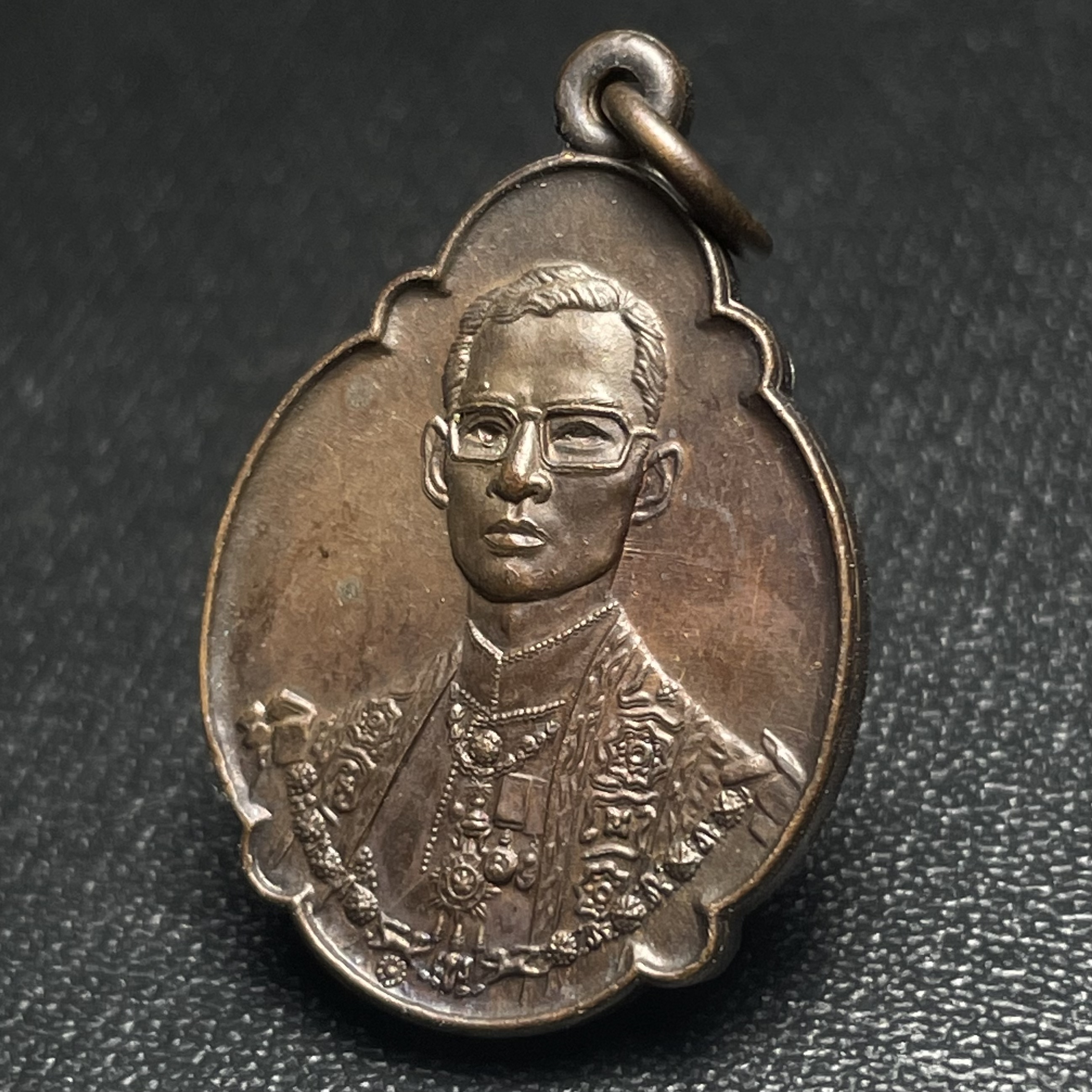 เหรียญ ร.9 ทรงเฉลิมพระชนมพรรษาครบ 4 รอบ ปี2518 (เนื้อทองแดงบล็อกวงเดือนล่างหายากนิยมที่สุดในรุ่น)(พิธีใหญ่)(รุ่นยอดนิยม เหรียญหลักที่ต้องมี เกจิดังในยุคร่วมปลุกเสก)