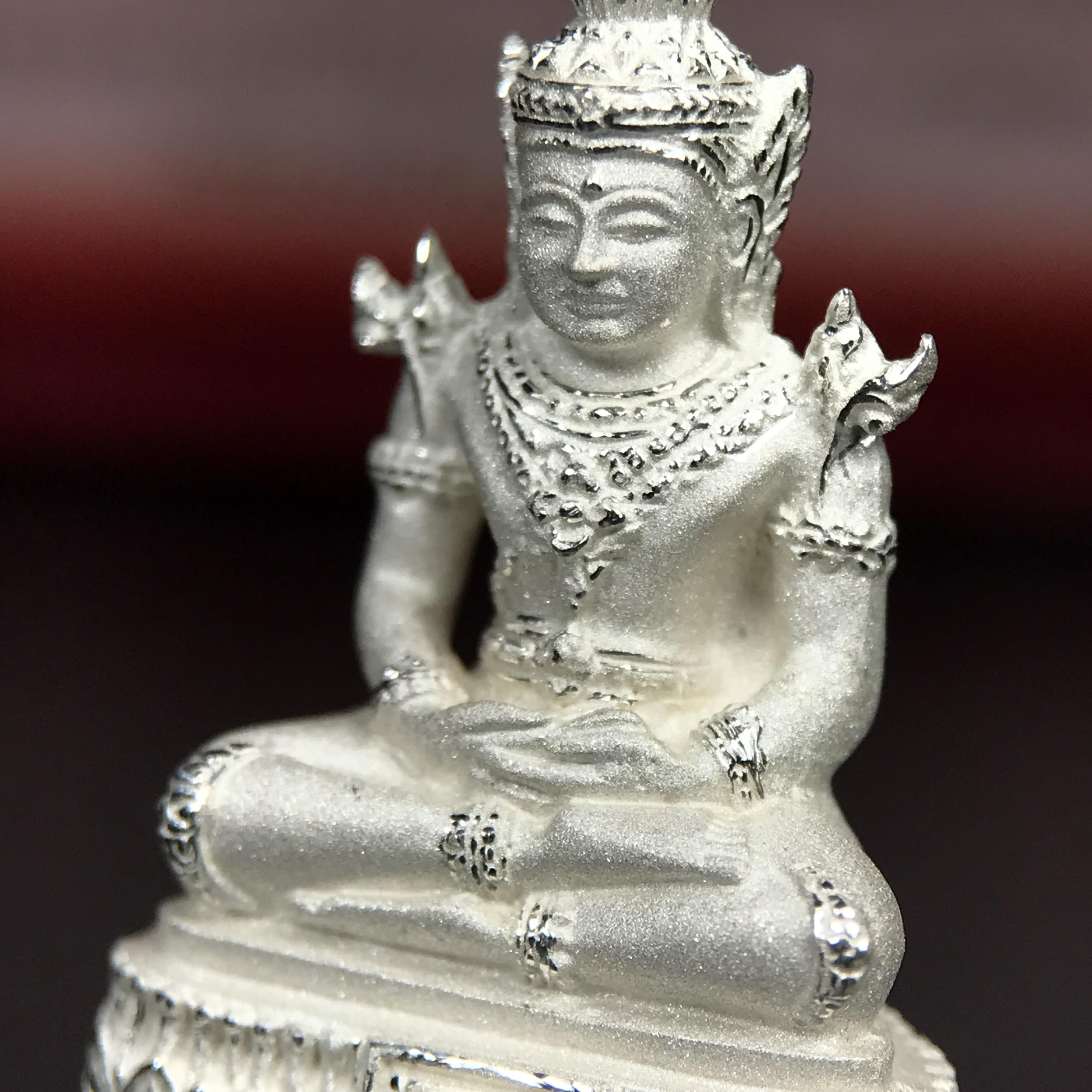 พระแก้วมรกต ภปร.(รุ่นแรก) ปี2545 จัดสร้างในมหาวโรกาส พระบาทสมเด็จพระเจ้าอยู่หัวรัชกาลที่ 9 ครบรอบ 75 พรรษา และฉลองกรุงรัตนโกสินทร์ครบ 220 ปี พิมพ์ลอยองค์ใหญ่ เนื้อเงินบริสุทธิ์ 92.5% ขนาด 19*35 มม. พร้อมกล่องบรรจุเดิม สวยครบสมบูรณ์(องค์หมายเลข ๔๔๗๙)