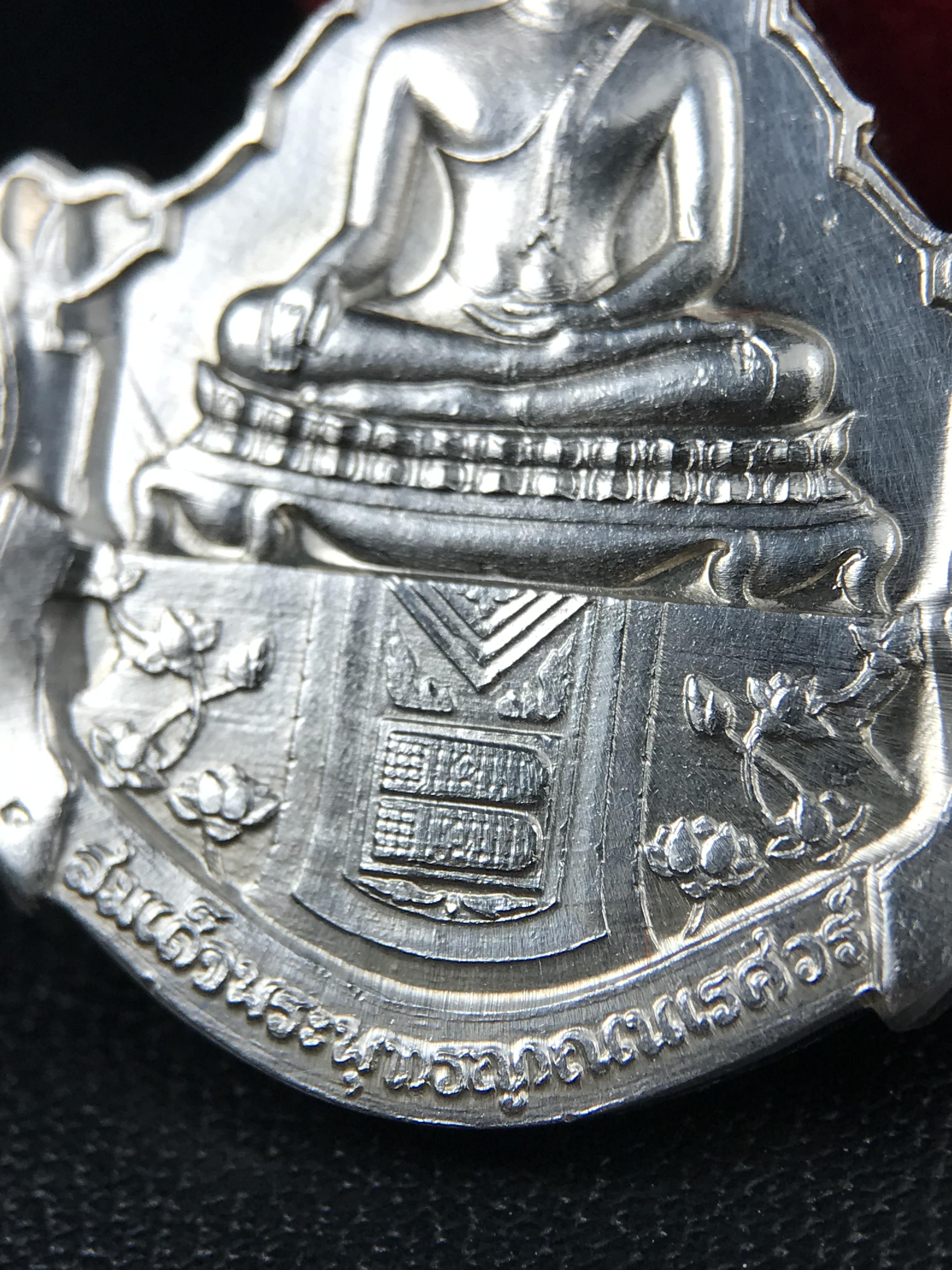 เหรียญพระพุทธญาณนเรศวร์ รุ่นแรก หลังพระปรมาภิไธย ภปร.และ สก.วัดญาณสังวราราม จ.ชลบุรี ปี 2527 เนื้อเงิน(ผิวขาว สวย ใส)ขนาด 2.3 x 3.8 ซม. พร้อมกล่องกำมะหยี่เดิมครบสมบูรณ์ สมเด็จพระญาณสังวร ประธานในพิธีมหาพุทธาภิเษก(เนื้อเงินพบเจอน้อย หายาก)