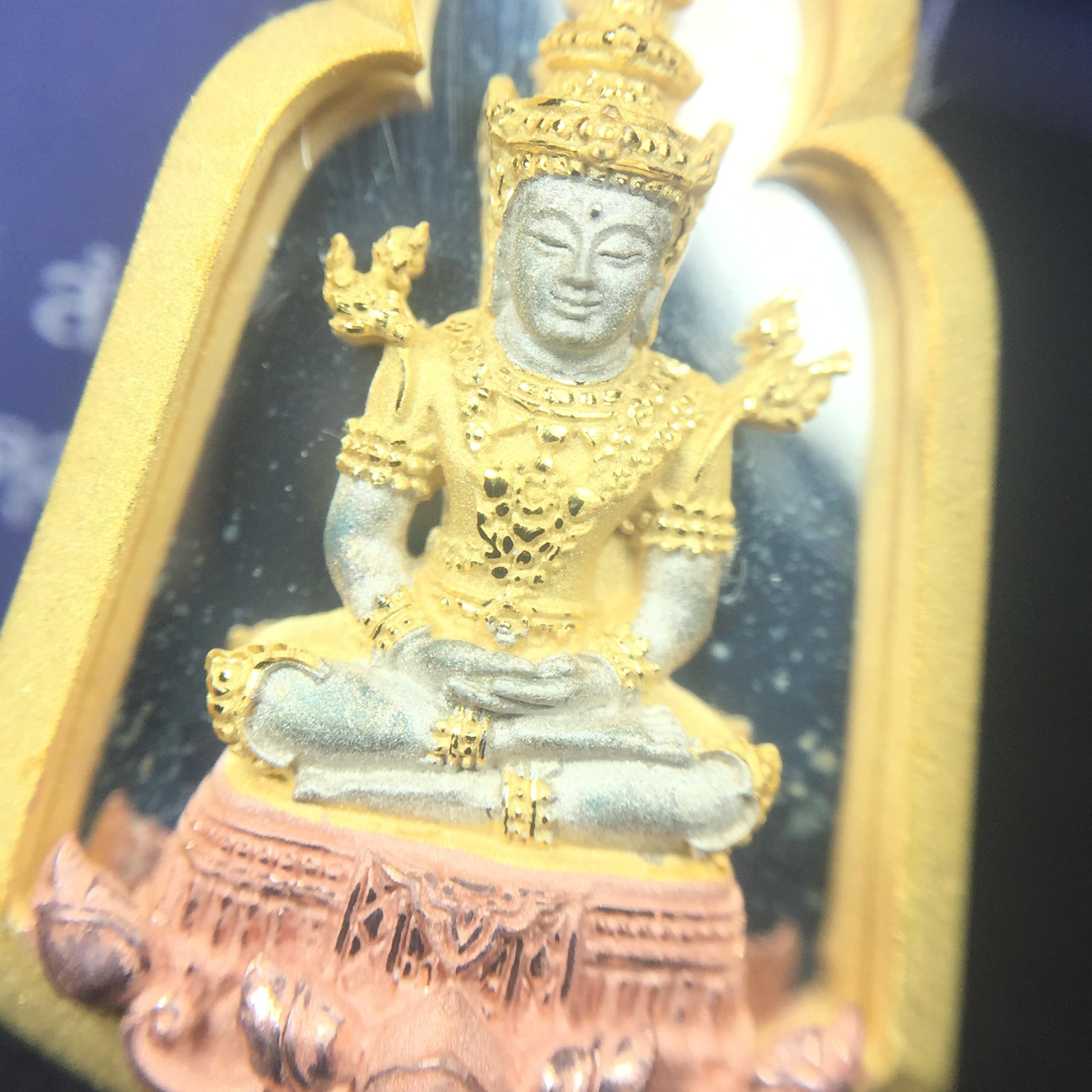 พระแก้วมรกต ภปร. ปี2547 จัดสร้างโดย รพ.ภูมิพลฯ เนื้อเงิน(3 กษัตริย์) เหรียญทรงซุ้ม(1ใน3000องค์)