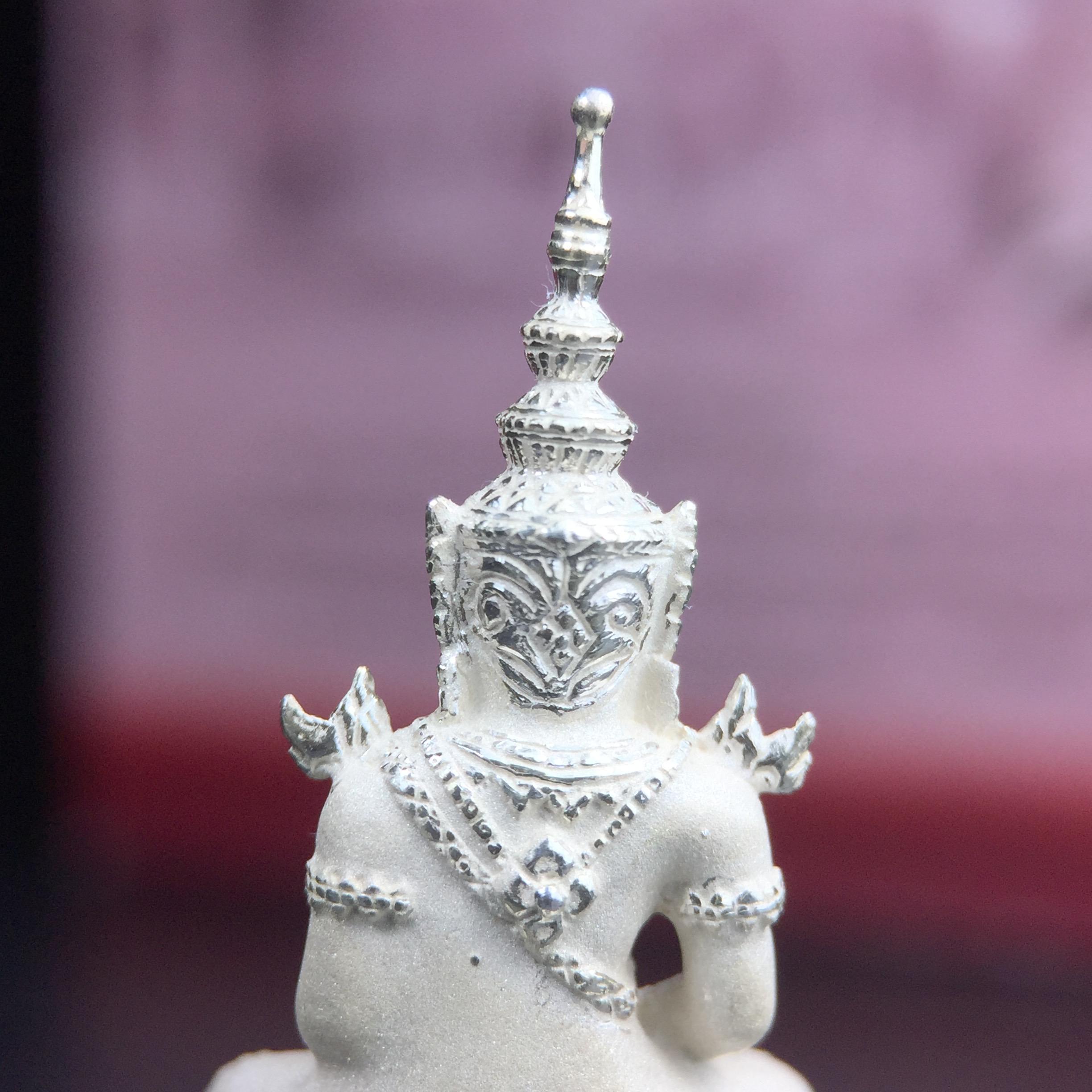 พระแก้วมรกต ภปร.(รุ่นแรก) ปี2545 จัดสร้างในมหาวโรกาส พระบาทสมเด็จพระเจ้าอยู่หัวรัชกาลที่ 9 ครบรอบ 75 พรรษา และฉลองกรุงรัตนโกสินทร์ครบ 220 ปี พิมพ์ลอยองค์ใหญ่ เนื้อเงินบริสุทธิ์ 92.5% ขนาด 19*35 มม. พร้อมกล่องบรรจุเดิม สวยครบสมบูรณ์(องค์หมายเลข 1063)