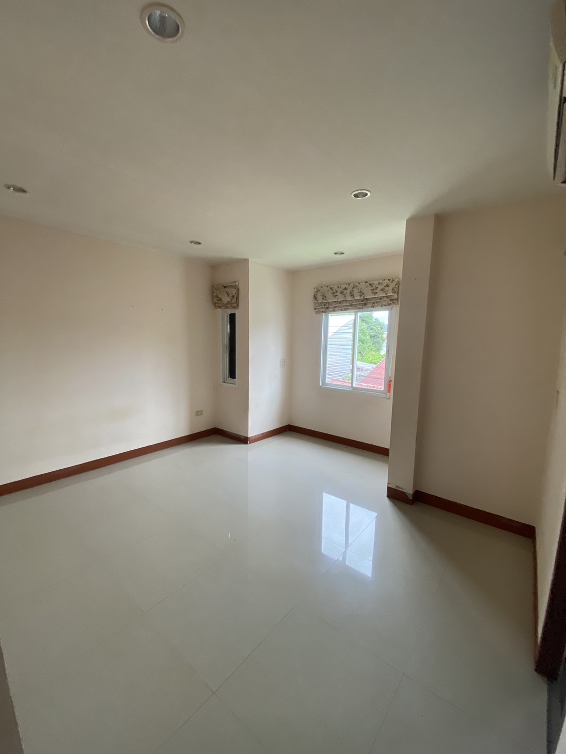 For Sale : Wichit, 2-Story Town House, 3 Bedrooms 3 Bathrooms