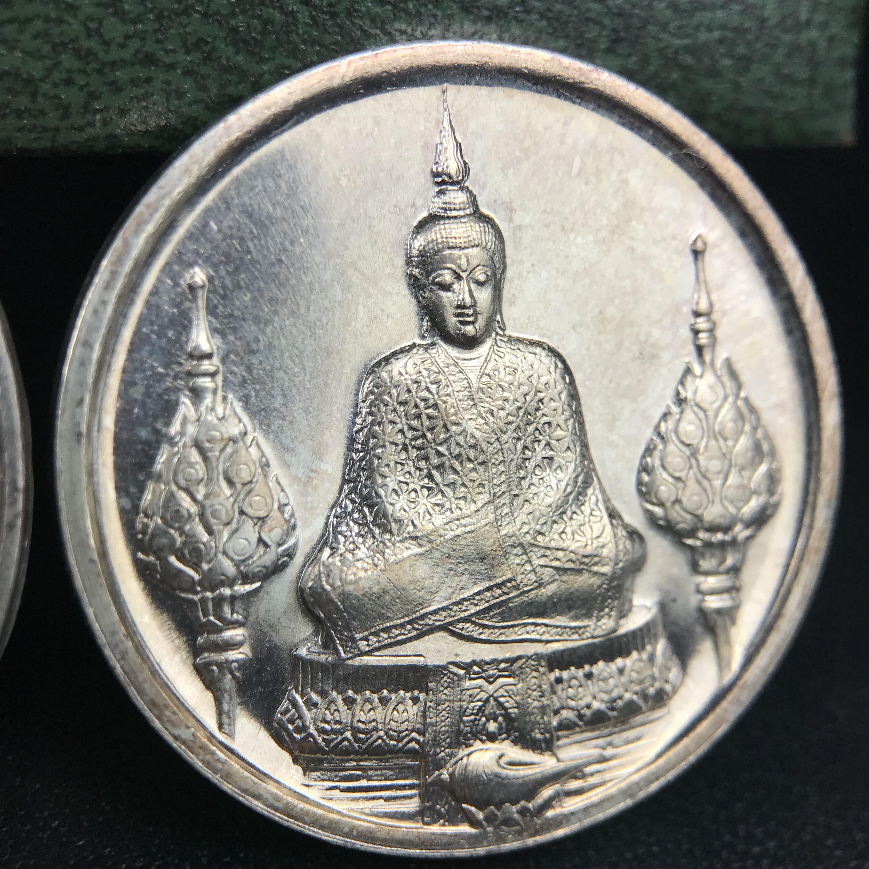 เหรียญพระแก้วมรกตหลัง ภปร. ฉลองกรุงรัตนโกสินทร์ครบ 200 ปี พ.ศ.2525 เนื้อเงินกล่องบรรจุเดิมครบ3พิมพ์(บล็อกพระราชศรัธา)(ในหลวงรัชกาลที่9 เสด็จในพิธี)พระคู่บ้านคู่เมือง...พระดี...พิธีใหญ่
