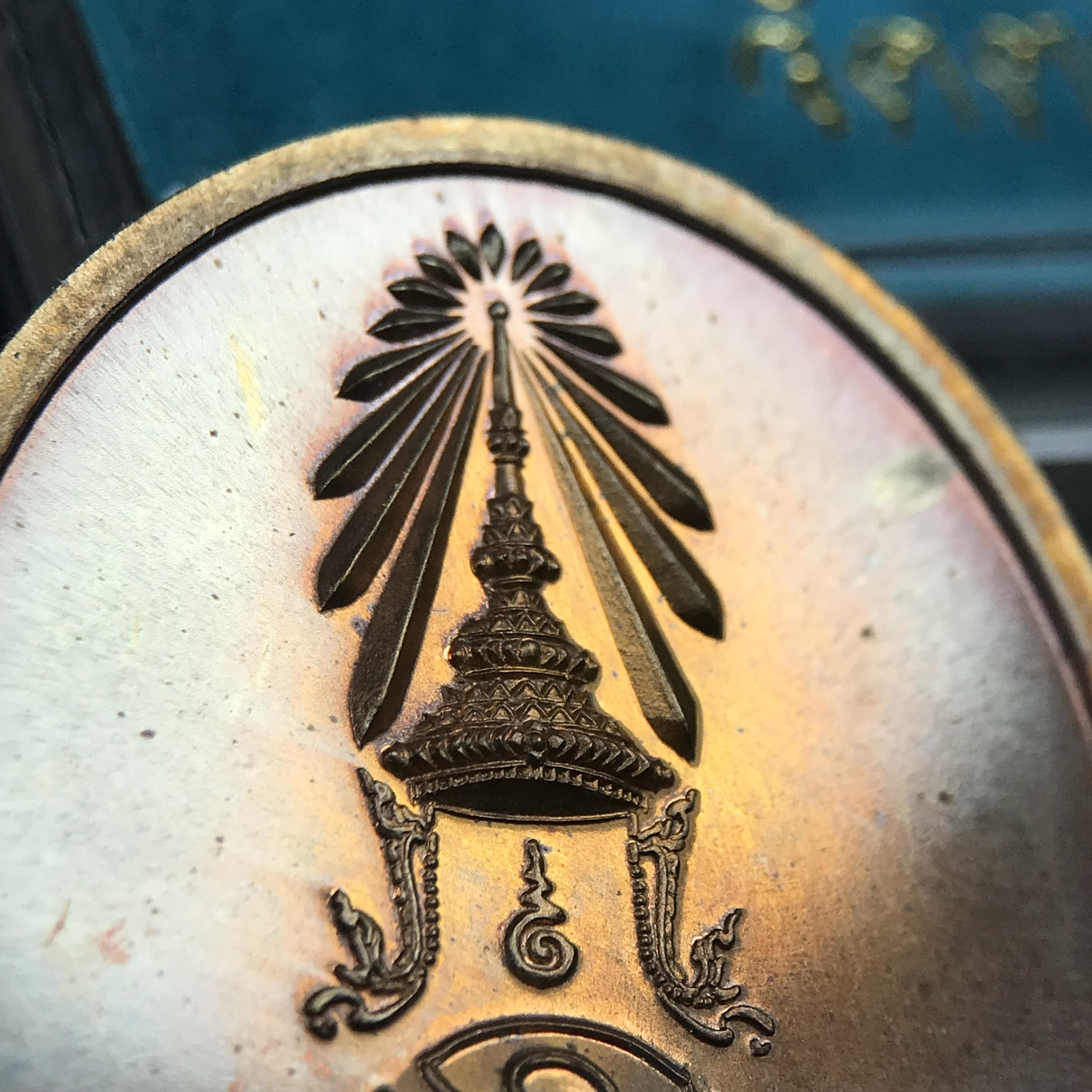 พระพุทธนวราชบพิตร ภปร. ที่ระลึก 7รอบ 84พรรษา ในหลวงรัชกาลที่ 9 วัดตรีทศเทพ จัดสร้าง พ.ศ. 2554 เหรียญเนื้อนวโลหะสภาพสวยกล่องเดิมครบ ตอกโค๊ตและหมายเลข ๓๑๑ (1 ใน 999 เหรียญ)หายากพบเจอน้อยมาก***นิมิตหมายแห่งคุณพระรัตนตรัย และความผูกพันระหว่างพระมหากษัตริย์กับ