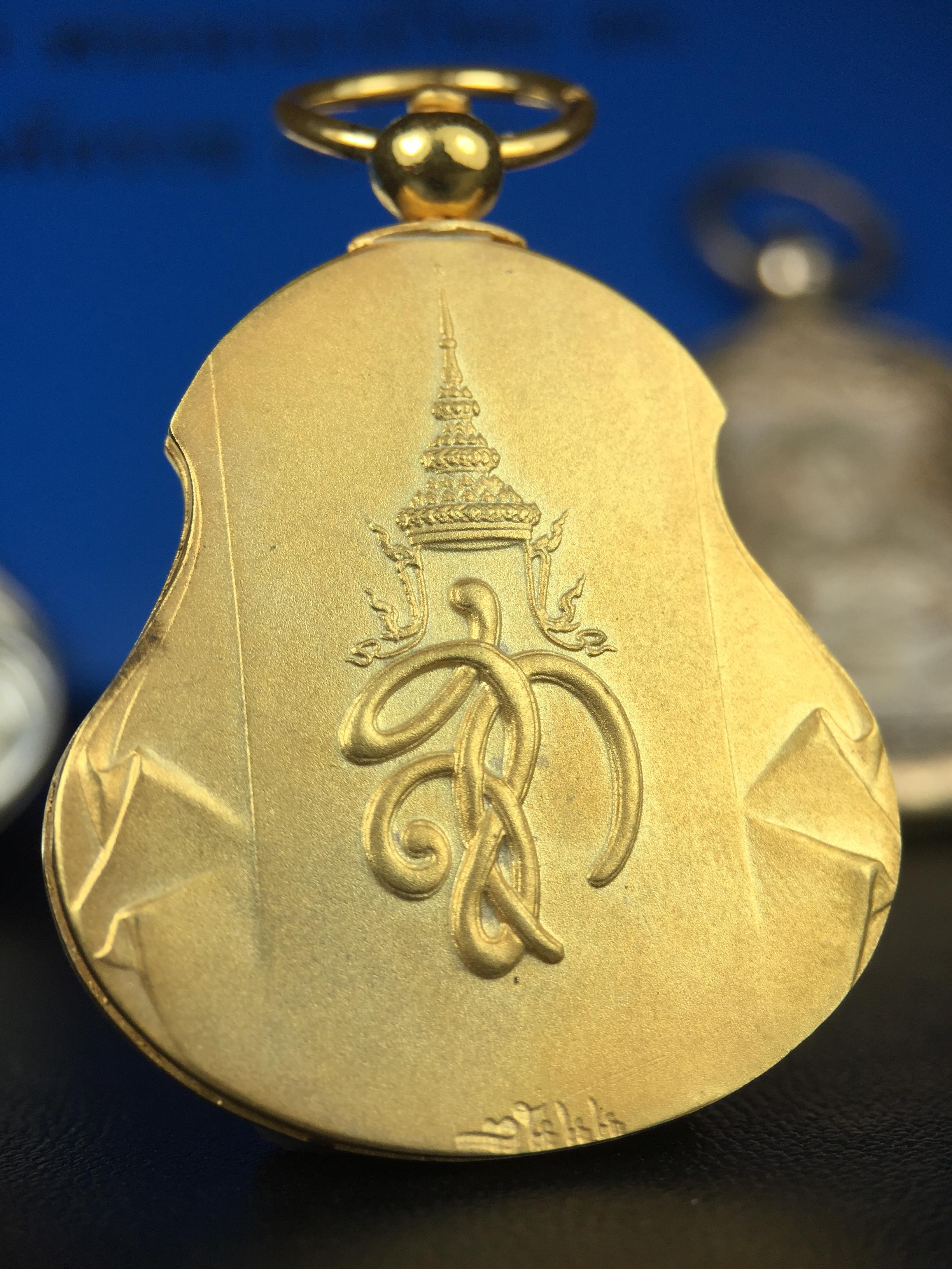 เหรียญหลวงปู่ทวด พระนามาภิไธย สก. แบบงานฉลุโบราณ(HAND MADE) ปี 2544 ชุดทองคำ(เนื้อทองคำ(15.16 กรัม)+เนื้อเงิน+เนื้อบรอนซ์)พิธีปลุกเสก ณ อุโบสถวัดช้างให้ และ พิธีมังคลาภิเษก ณ พระอุโบสถ วัดพระศรีรัตนศาสดาราม(วัดพระแก้ว) (1 ใน 500 ชุด)พบเจอน้อยหายากมาก