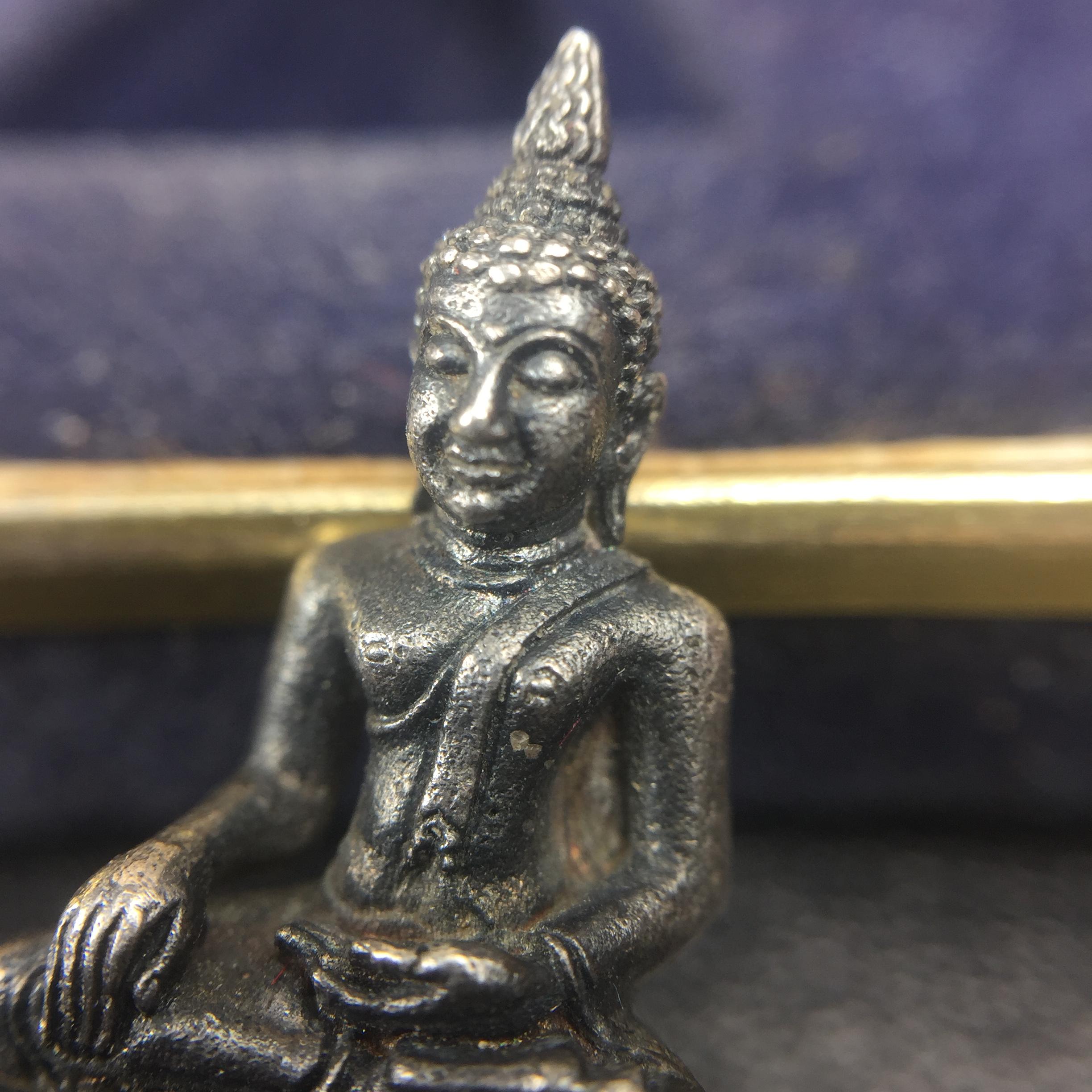 พระกริ่งพระพุทธชินสีห์ ภปร ทันโตเสฏโฐ ปี 2533 เนื้อเงิน (วัตถุมงคลหนึ่งเดียวที่บรรจุพระทนต์(ฟัน)ในหลวงรัชกาลที่9 พระราชทานให้จัดสร้าง)(1ใน1999องค์)