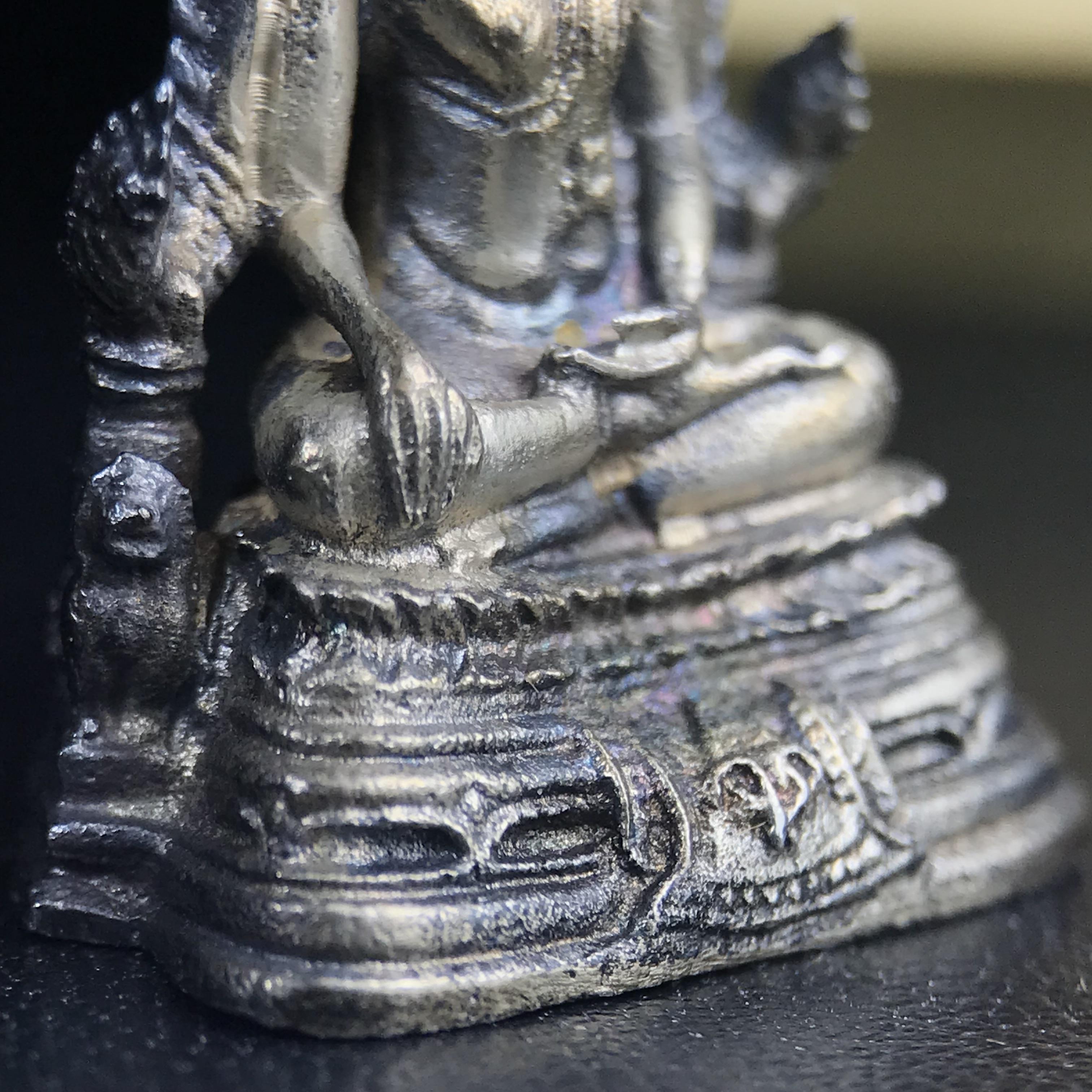 พระกริ่งพระพุทธชินราช มวก. วัดเบญจมบพิตรฯ ปี 2519(รุ่นพิเศษ รุ่นแรก รุ่นเดียว)เนื้อเงิน(สภาพสวยผิวเดิมติดรุ้งผิวขึ้นน้ำทองสวยมีเสน่ห์ตามกาลเวลา)(ในหลวงรัชกาลที่9และสมเด็จพระราชินีเสด็จฯเททอง)(พิธีใหญ่ เกจิอาจารย์ในยุคยอดนิยมร่วมปลุกเสก) (องค์หมายเลข ๓๐๓๔)