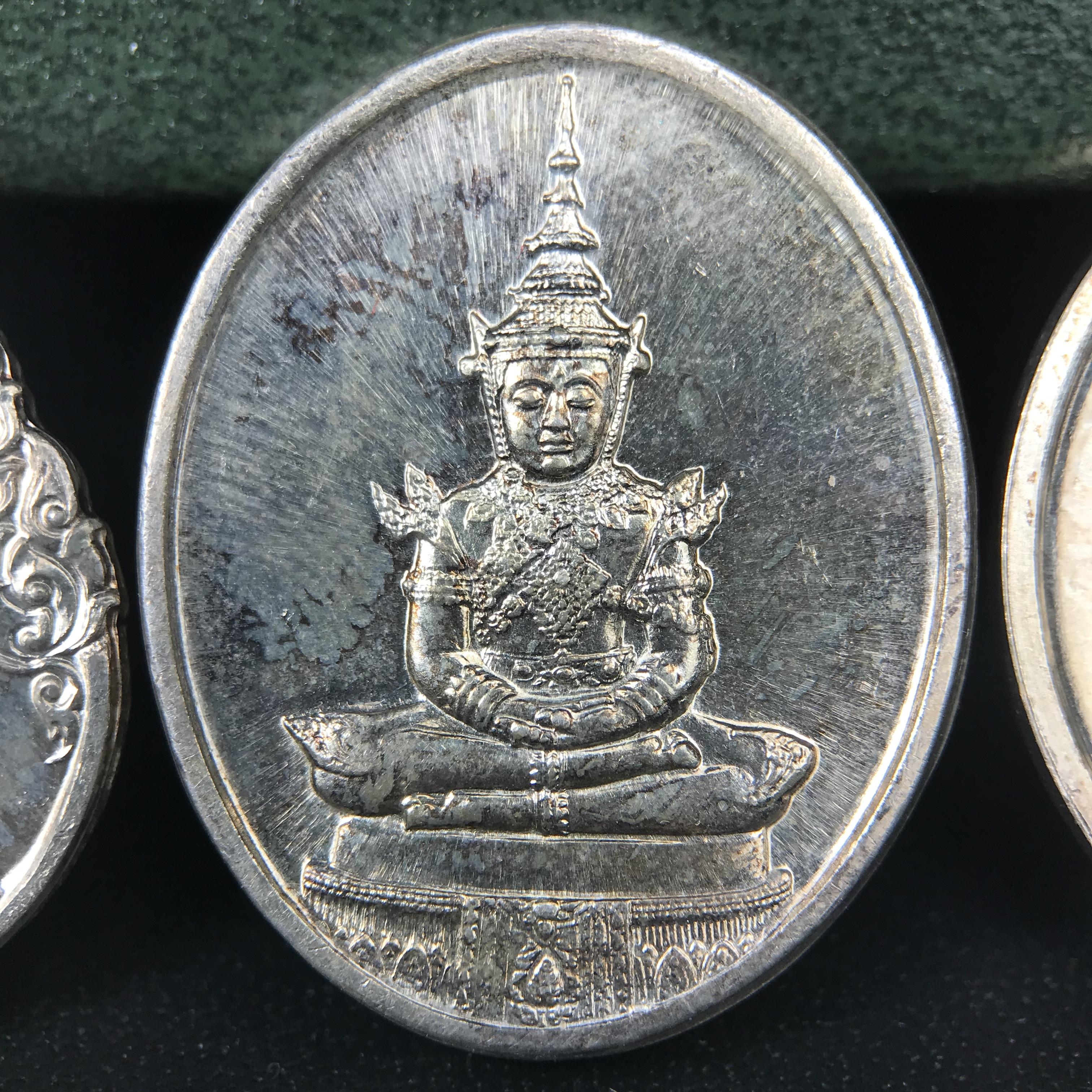 เหรียญพระแก้วมรกตหลัง ภปร. ฉลองกรุงรัตนโกสินทร์ครบ 200 ปี พ.ศ.2525 เนื้อเงินกล่องบรรจุเดิมครบ3พิมพ์(บล็อกพระราชศรัธา)(ในหลวงรัชกาลที่9 เสด็จในพิธี)พระคู่บ้านคู่เมือง...พระดี...พิธีใหญ่