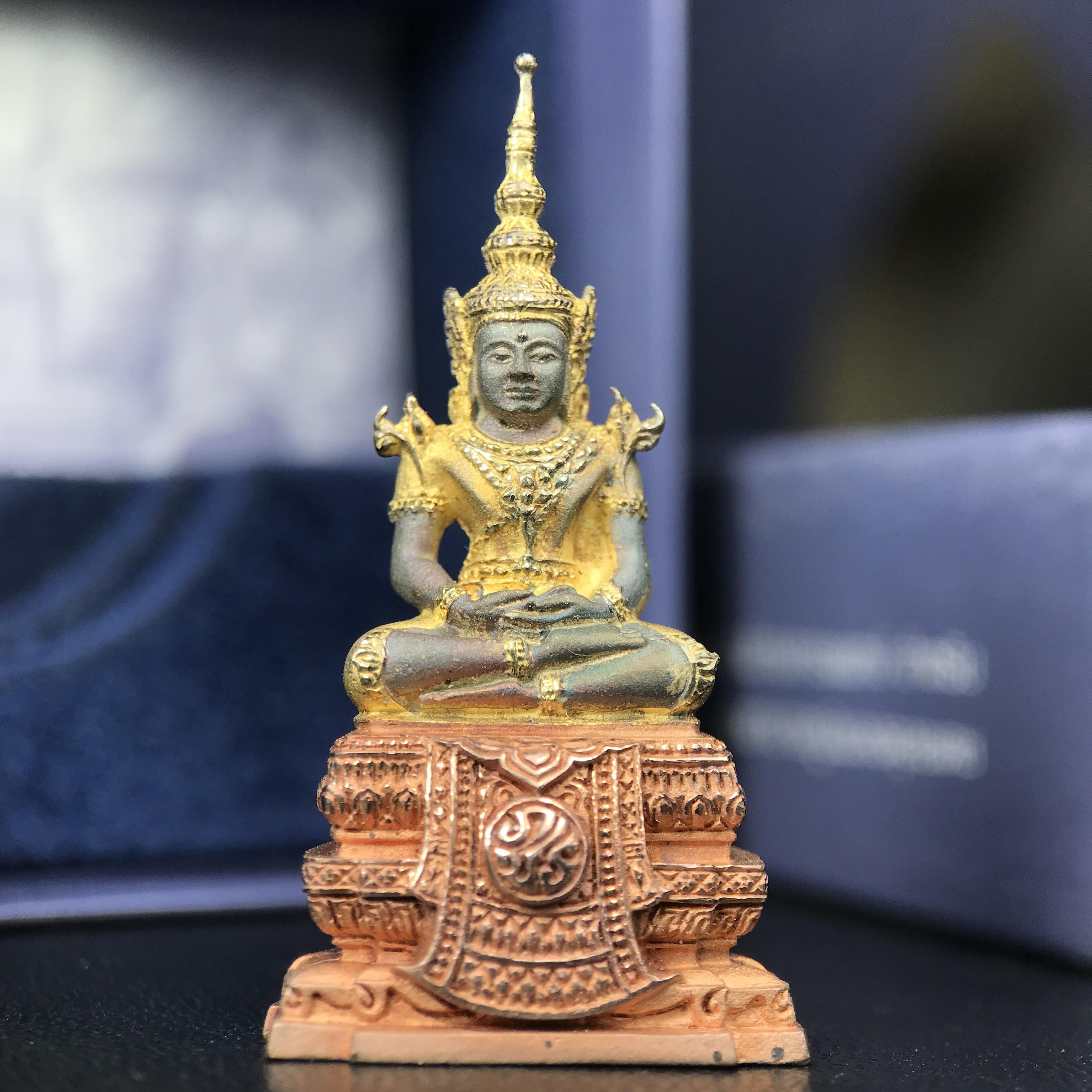 พระแก้วมรกต ภปร. ปี 2547 จัดสร้างโดยโรงพยาบาลภูมิพลอดุลยเดช เนื้อเงิน(3 กษัตริย์) ลอยองค์ หน้าตัก 1/2 นิ้ว สูง 3.7 ซม.พิธีมหามังคาภิเษก ณ พระอุโบสถวัดพระศรีรัตนศาสดาราม(วัดพระแก้ว) งดงามทรงคุณค่าอีกหนึ่งรุ่นยอดนิยม หายาก(องค์หมายเลข ๑๔๖๖)ผิวเดิมติดรุ้งสวย