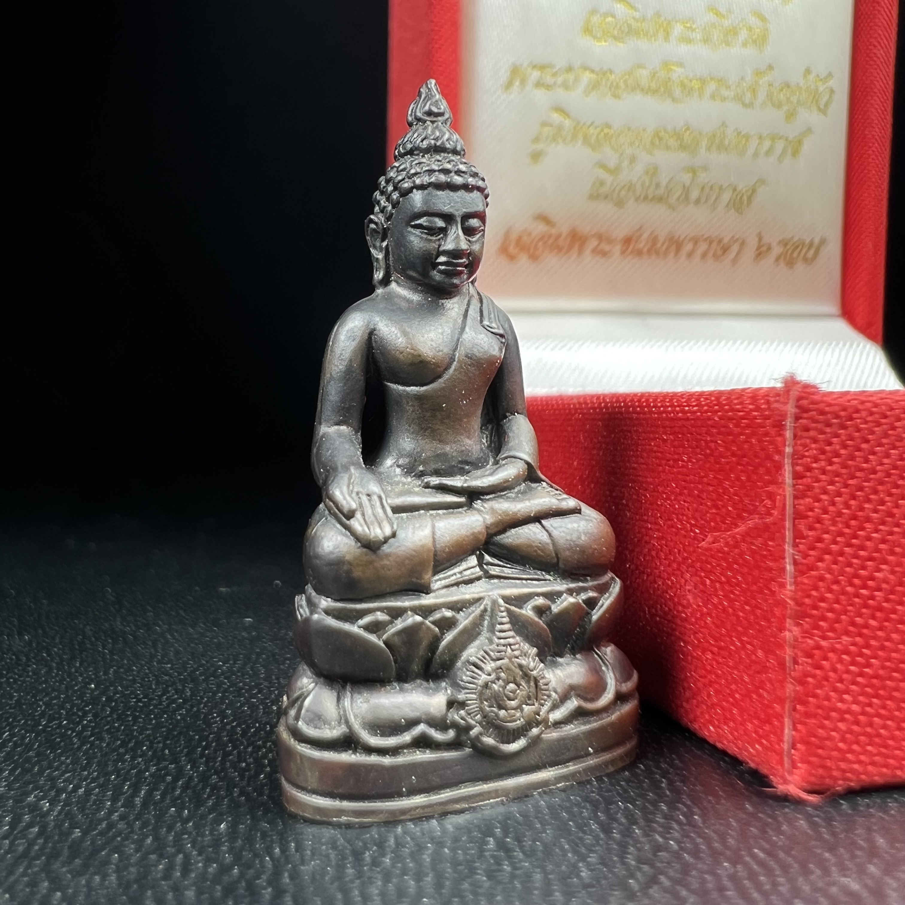 พระกริ่งไพรีพินาศ เฉลิมพระเกียรติ พระบาทสมเด็จพระเจ้าอยู่หัวรัชกาลที่9 พระชนมพรรษา 6 รอบ ปี2542 เนื้อนวโลหะผสมทองคำ(บรรจุเหล็กไหล)ดีนอก-ดีใน