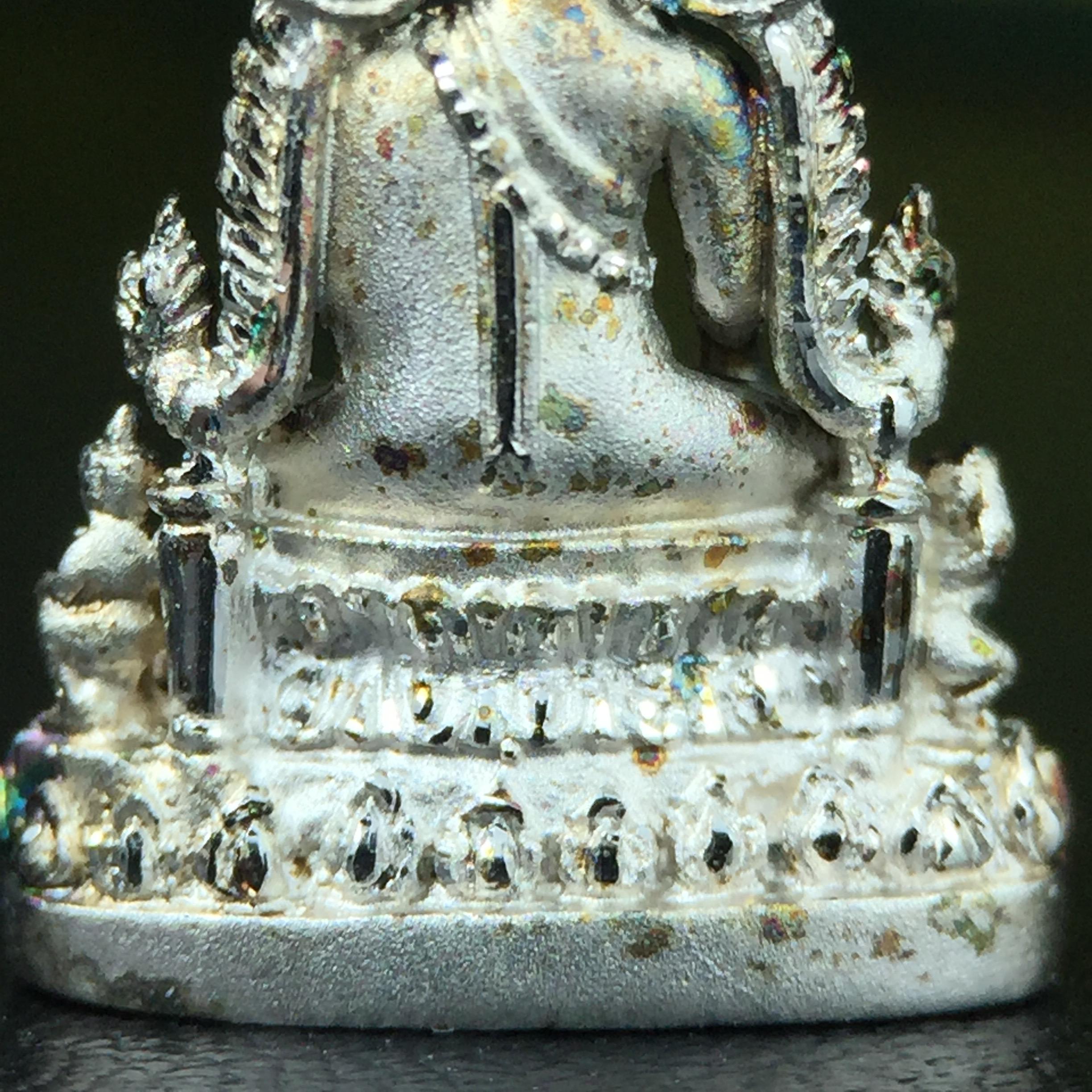 พระพุทธชินราช(จำลอง) ภปร. 84 พรรษา เนื้อเงินชุบทองคำขาว พิมพ์เล็กขนาดหน้าตัก 1/4 นิ้ว (สภาพผิวเดิมขึ้นสีรุ้งธรรมชาติ สวยเสน่ห์พระเนื้อเงิน สีสันที่ธรรมชาติสรรค์สร้าง) (พระราชทานมวลสาร จิตรลดาและเส้นพระเจ้า(เส้นผม ร.9))พุทธศิลป์ทรงคุณค่าอีกหนึ่งรุ่นยอดนิยม