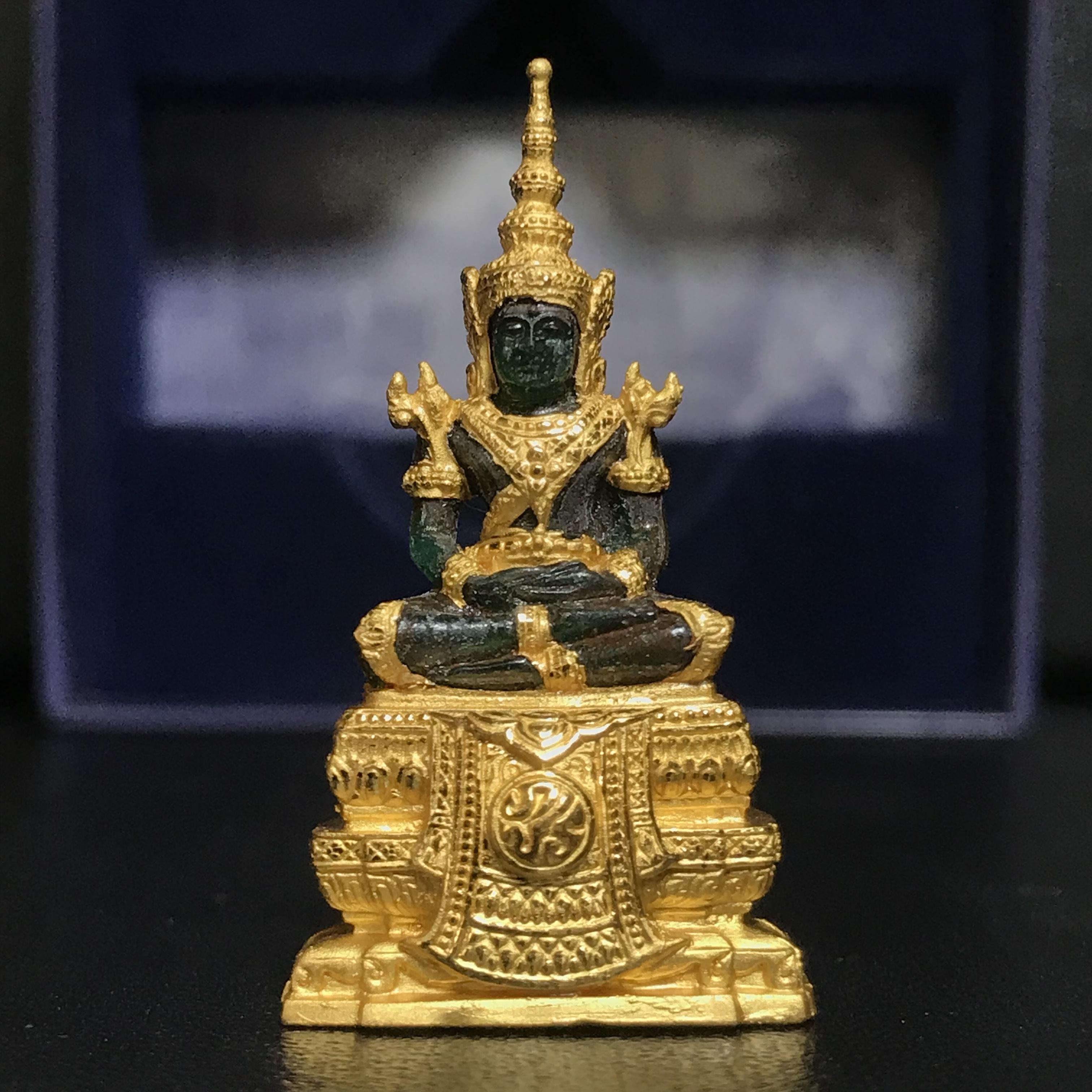 พระแก้วมรกต ภปร. ปี2547 จัดสร้างโดย รพ.ภูมิพลฯ เนื้อเรซิ่นหุ้มทองคำลอยองค์ หน้าตัก 1/2 นิ้ว