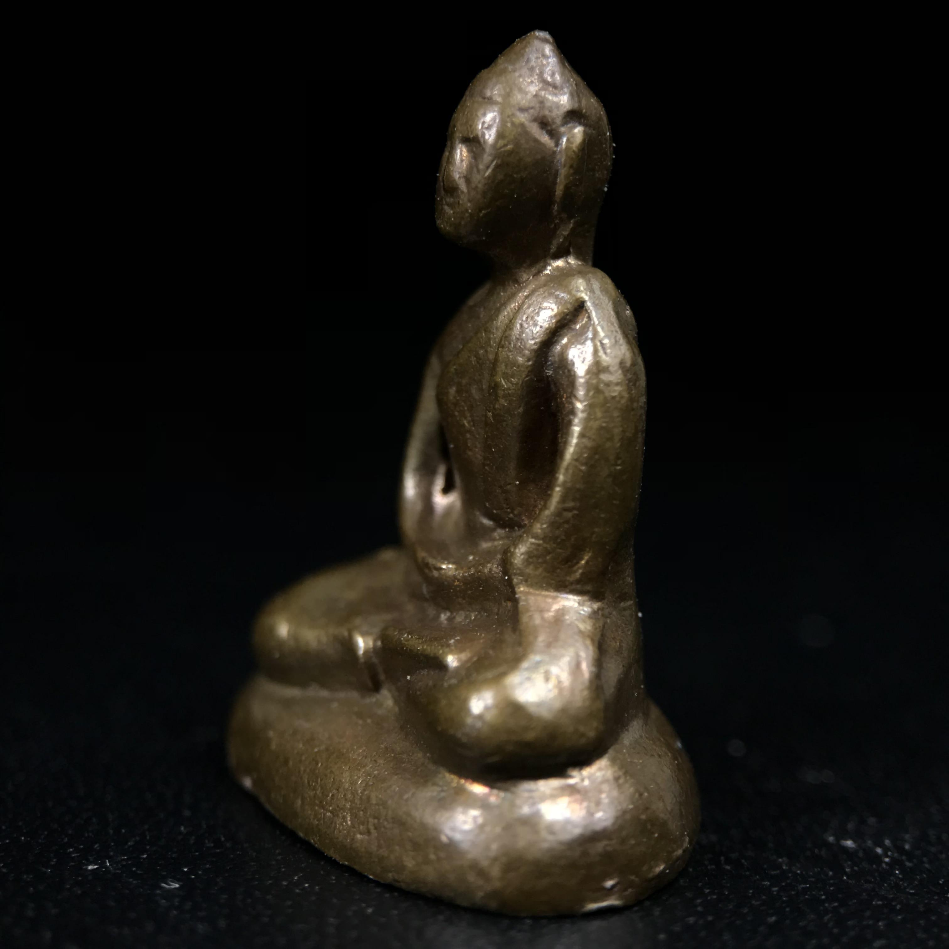 พระกริ่งฝีพระหัตถ์สมเด็จย่า ขนาดห้อยบูชาขนาดเล็ก จัดสร้างขึ้นเนื่องในวาระครบ 6 รอบ เมื่อวันที่21 ตุลาคม พ.ศ.2515(ในหลวงรัชกาลที่ 9 เสด็จพระราชดำเนินทรงเททอง)ปลุกเสกยิ่งใหญ่ เกจิ 108 รูป ร่วมปลุกเสก คัดสภาพสวยแบบนี้พบเจอน้อยมาก หมายเลขต้นๆหลักร้อย หายากมาก