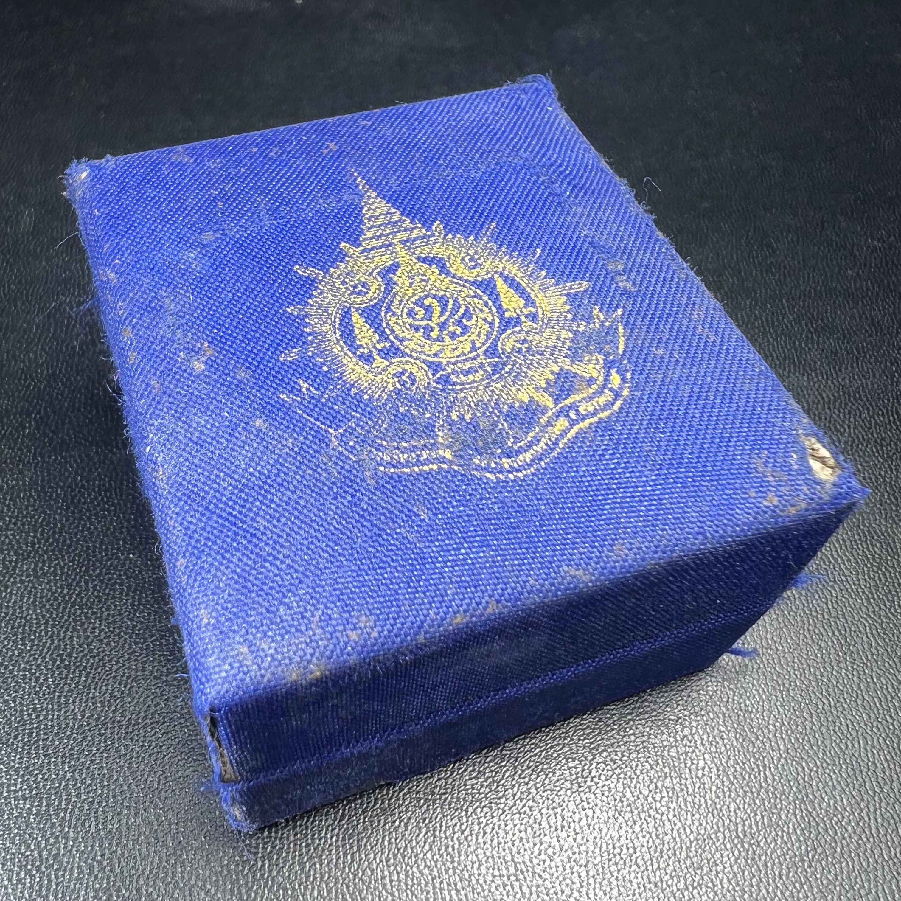 พระกริ่งไพรีพินาศ บรรจุเหล็กไหล ครั้งแรกและครั้งเดียวในประวัติศาสตร์ เฉลิมพระเกียรติ พระบาทสมเด็จพระเจ้าอยู่หัวรัชกาลที่9 พระชนมพรรษา 6 รอบ ปี2542 เนื้อสัมฤทธิ์(บรรจุเหล็กไหล)ดีนอก-ดีใน พิธีใหญ่ มวลสารเด่น (หายาก)