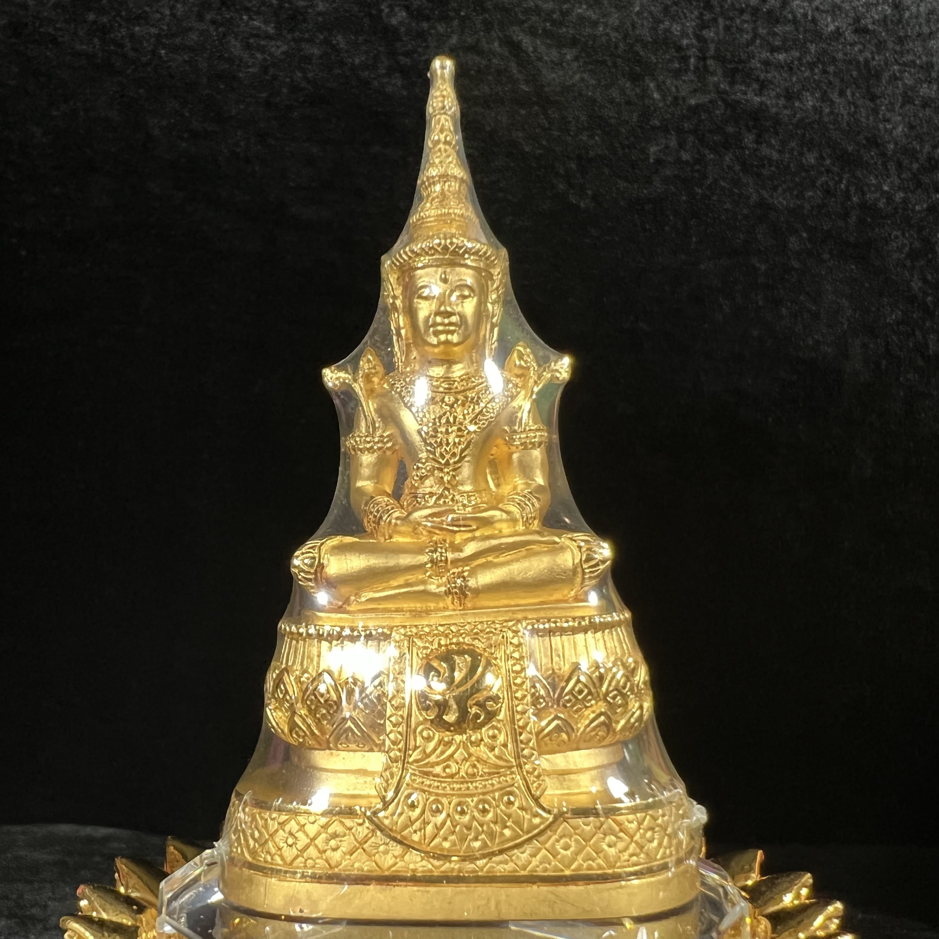 พระแก้วมรกต ภปร.(รุ่นแรก) ปี2545 รุ่นฉลองกรุงรัตนโกสินทร์ครบ 220 ปี หล่อลอยองค์ เนื้อทองคำบริสุทธิ์99.99% ขนาดบูชา 50*90 มม. พร้อมฐานวางครอบแก้วเดิมกล่องบรรจุเดิมครบสมบูรณ์(สวยงามและหายากมาก)(1ใน1000องค์)