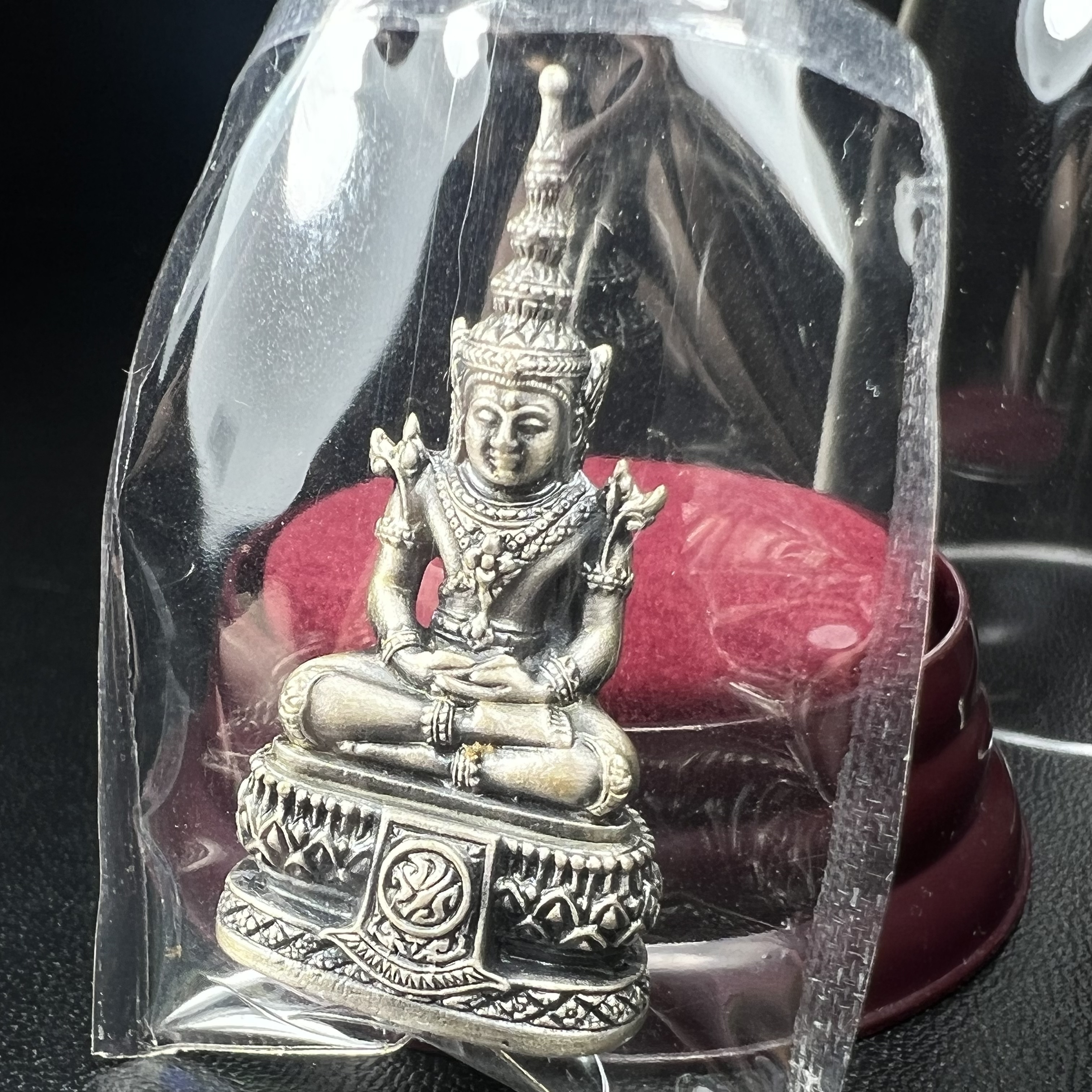 พระแก้วมรกต ภปร.(รุ่นแรก) ปี2545 รุ่นฉลองกรุงรัตนโกสินทร์ครบ 220 ปี พิมพ์ลอยองค์ใหญ่ เนื้ออัลปาก้า ชุบเงินลงดำ ขนาด 19*35 มม. พร้อมครอบตั้งโชว์เดิม องค์พระซีนซองเดิม สวยครบสมบูรณ์