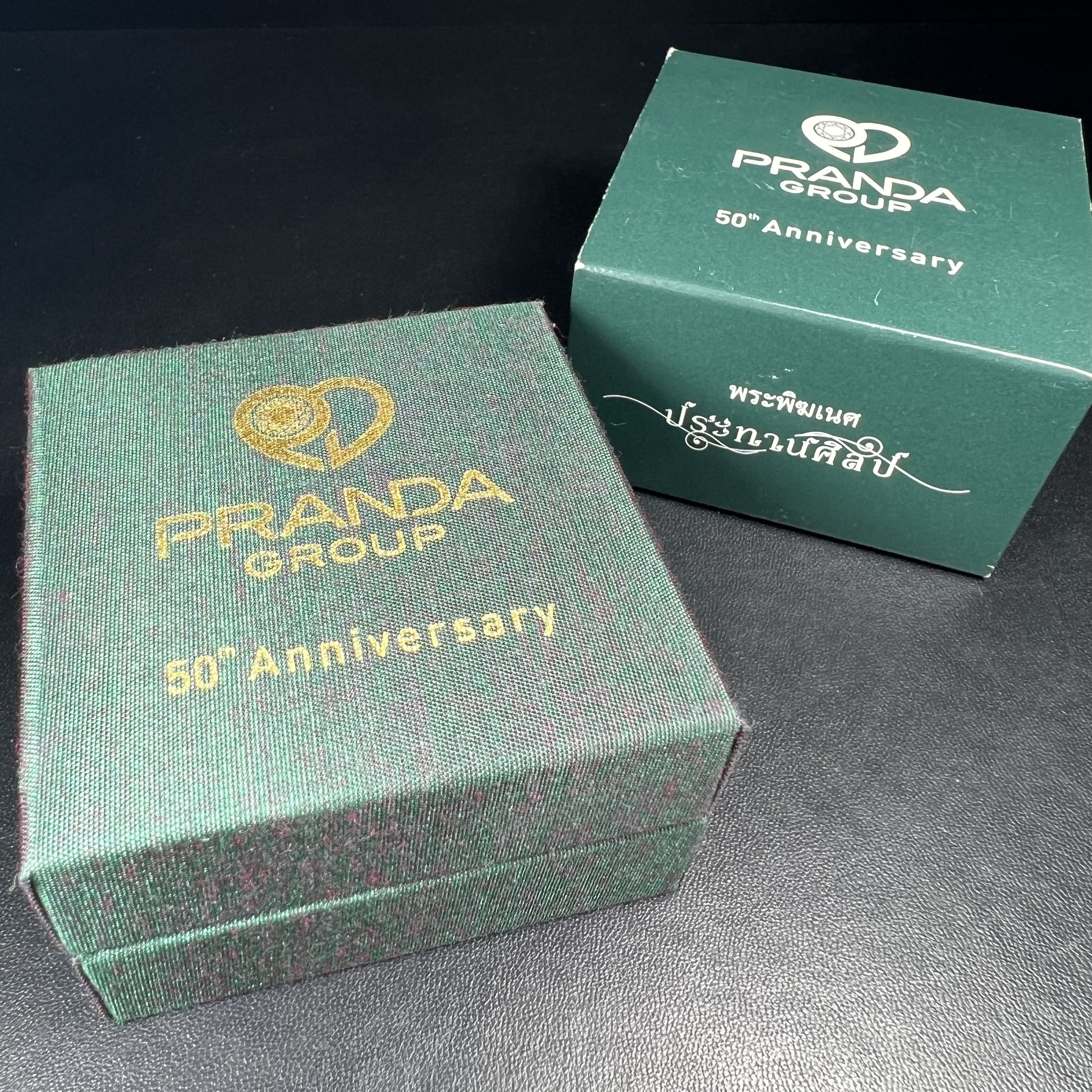 พระพิฆเนศ ประทานศิลป์ ที่ระลึกครบรอบ 50 ปี กลุ่มบ.แพรนด้าจิวเวลรี่ เนื้อบรอน์3กษัตริย์ ออกแบบได้สวยวิจิตรงดงาม ได้อัญเชิญมวลสารอันเป็นมงคลที่ได้ปลุกเสกแล้ว หลอมรวมเป็นเนื้อเดียวกับเหรียญ เพื่อความเป็นศิริมงคล สถิตย์สถาพร สืบไป