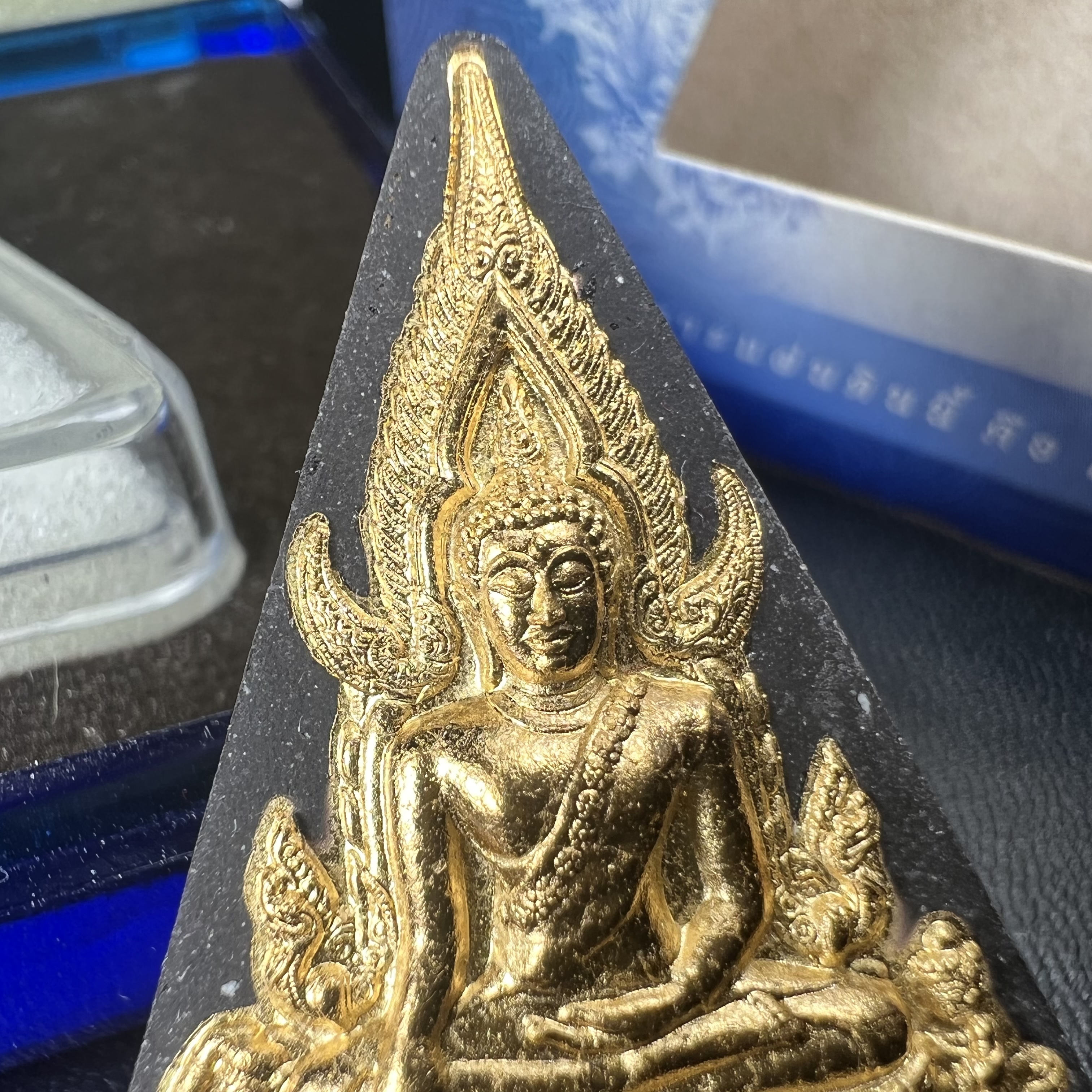 พระพุทธชินราช ภปร. โครงการ เพราะแผ่นดินนี้คือแผ่นดินเกิด ปี2551 เนื้อผง ด้านหน้าปิดทอง หลัง ภ.ป.ร. ทองคำ 80% (นน. 1.6 กรัม) (มวลสารพระราชทานเส้นพระเจ้า (เส้นผม) ของพระบาทสมเด็จพระเจ้าอยู่หัวรัชกาลที่9)(หายาก) 1 ใน 5000 องค์