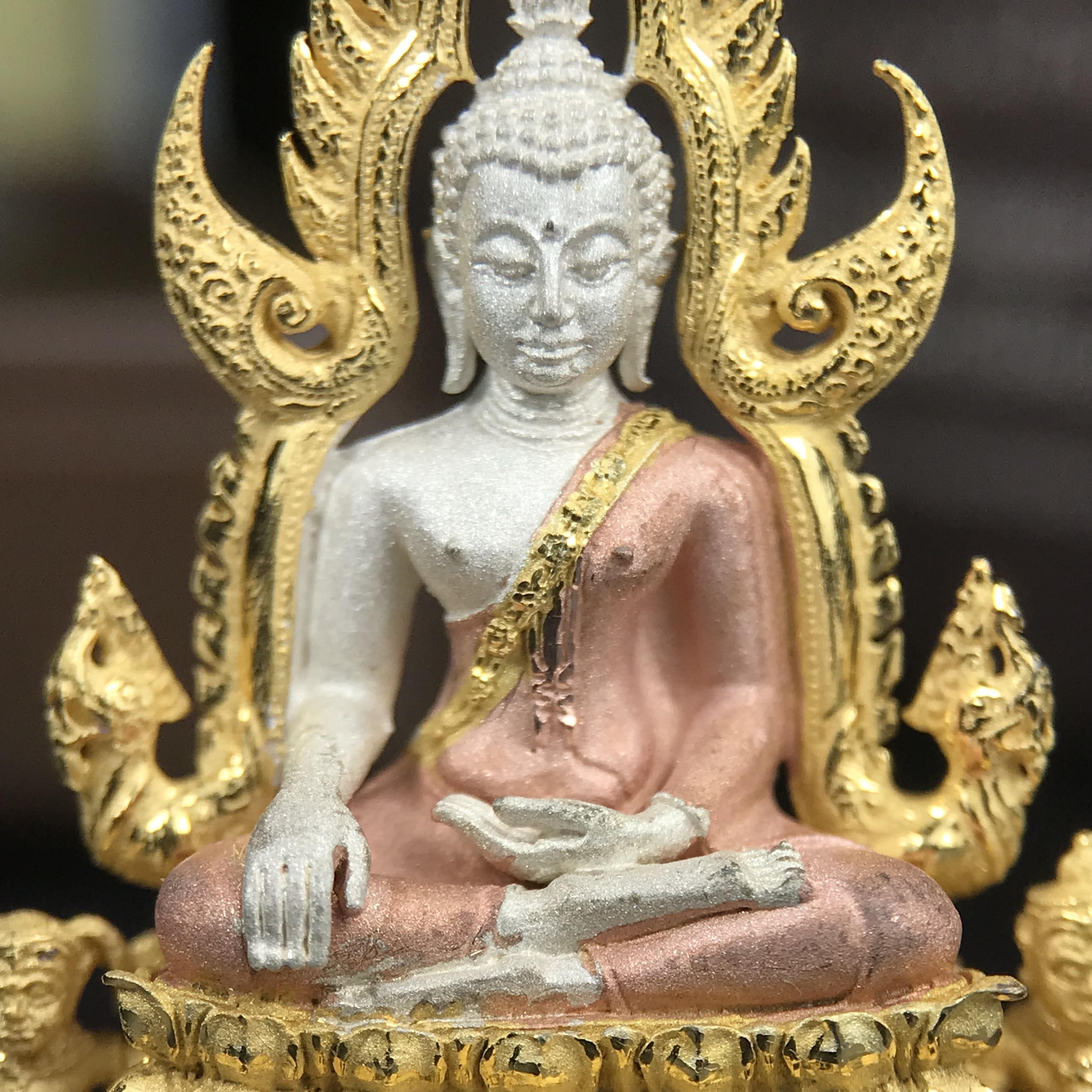 พระพุทธชินราช ภปร. โครงการ "เพราะแผ่นดินนี้ คือ แผ่นดินเกิด" ปี 2548(รุ่นแรก) ลอยองค์เนื้อเงินสามกษัตริย์ หน้าตัก 1/2 นิ้ว (ขนาด 3.5 x 2.5 ซม.) พุทธศิลป์งดงามทรงคุณค่า รุ่นยอดนิยม