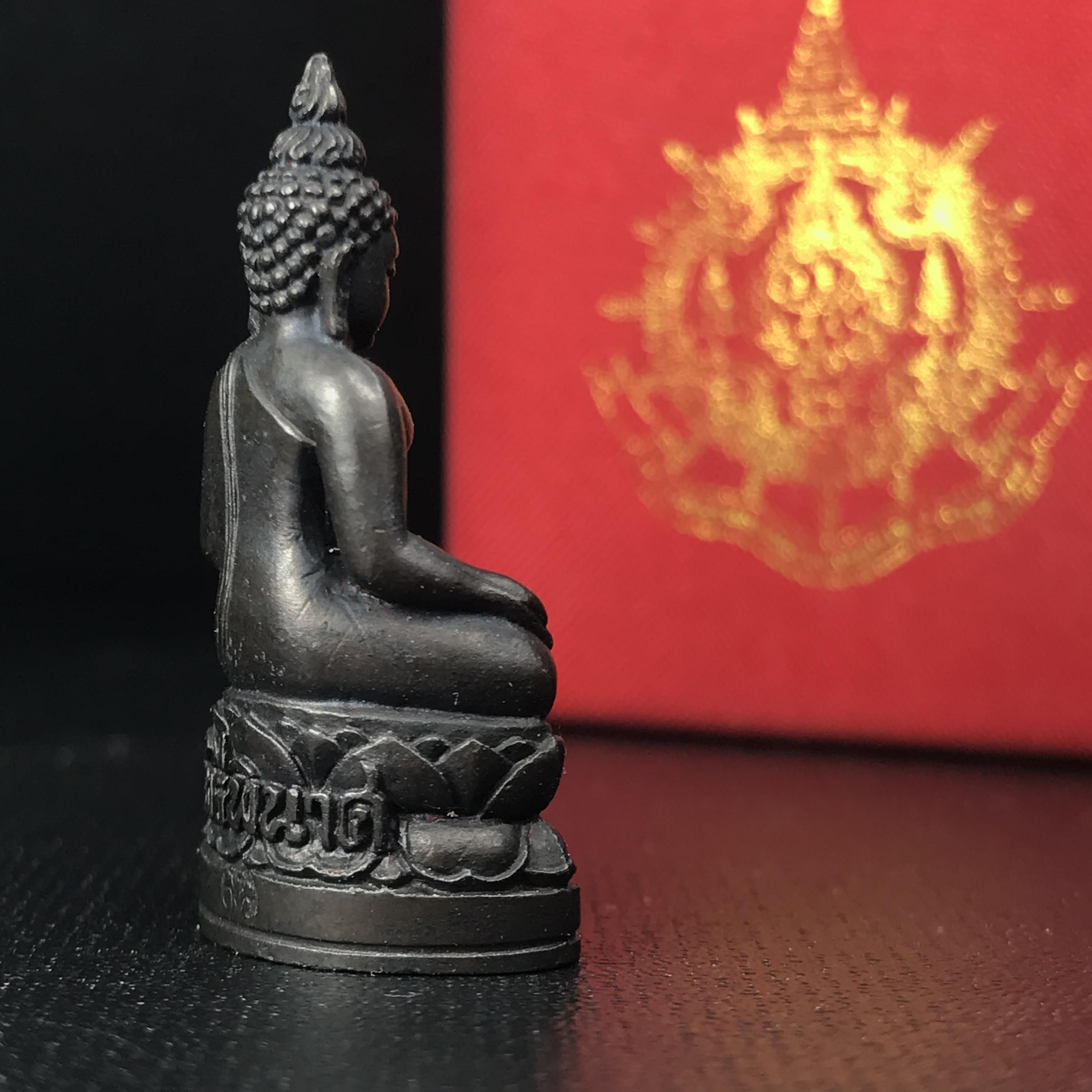 พระกริ่งไพรีพินาศ เฉลิมพระเกียรติ พระบาทสมเด็จพระเจ้าอยู่หัวรัชกาลที่9 พระชนมพรรษา 6 รอบ ปี2542 เนื้อนวโลหะผสมทองคำ(บรรจุเหล็กไหล)ดีนอก-ดีใน