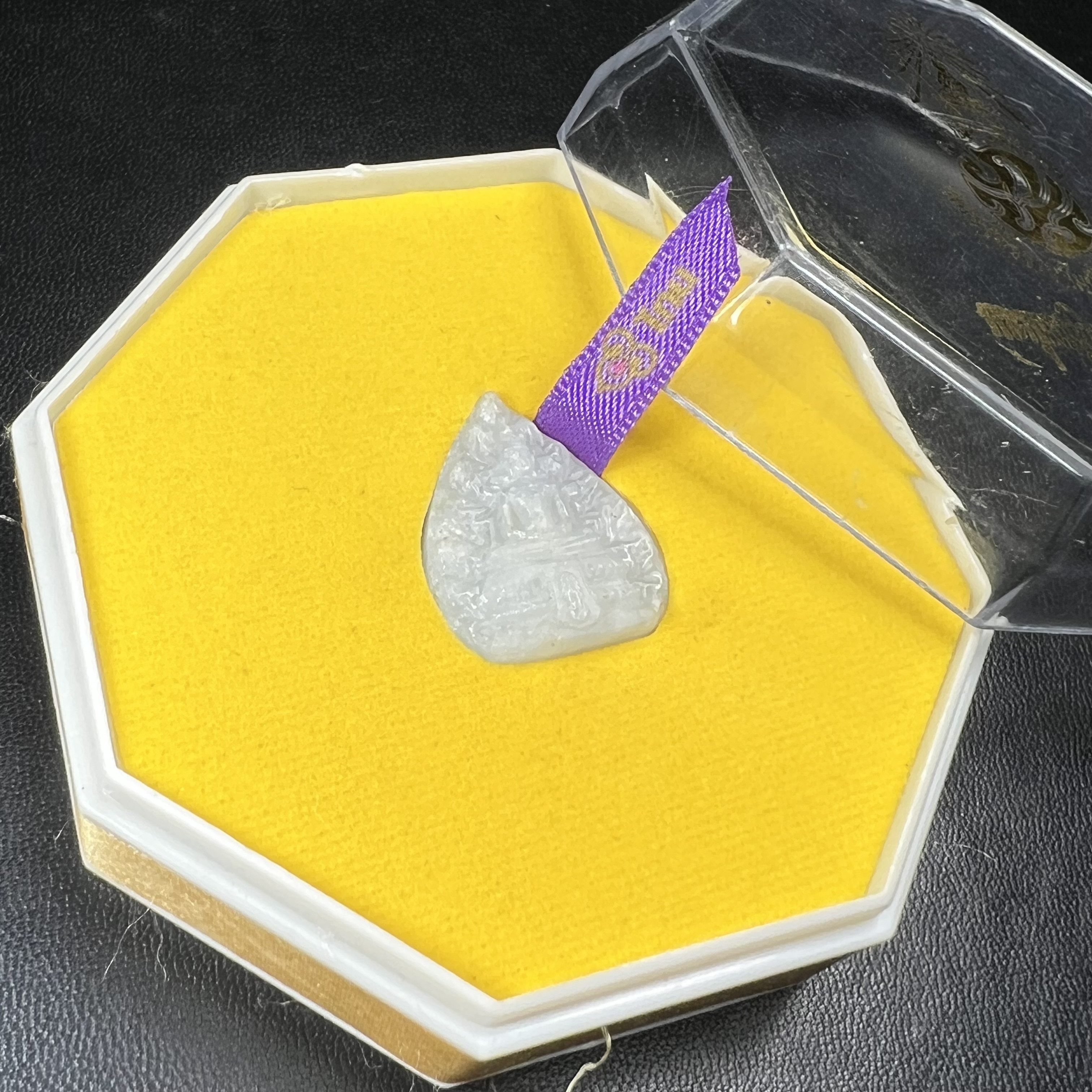 พระแก้วหยกใบโพธิ์ พระพุทธปฏิมาสุวรรณภูมิสิริโชค ภปร. การบินไทยจัดสร้างขึ้น เนื่องในวโรกาสฉลองสิริราชสมบัติครบ60ปี พุทธศักราช 2549 พิธีปลุกเสกวัดพระศรีรัตนศาสดาราม(วัดพระแก้ว) สวยๆพร้อมกล่อง สร้างน้อย หายาก(องค์หมายเลข3824) 1 ใน 6000 องค์