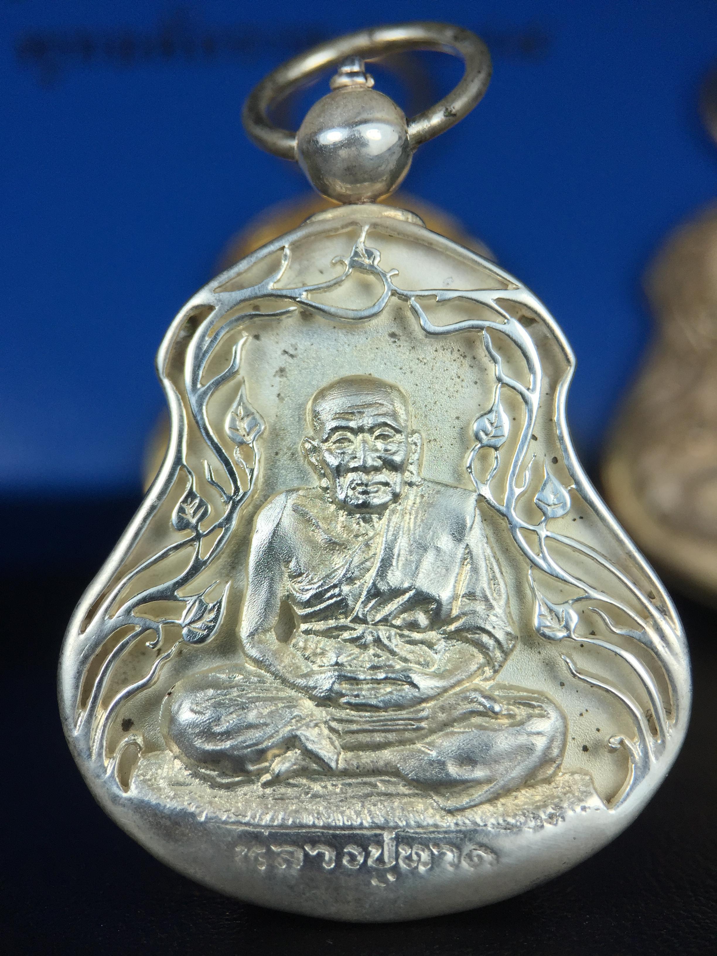 เหรียญหลวงปู่ทวด พระนามาภิไธย สก. แบบงานฉลุโบราณ(HAND MADE) ปี 2544 ชุดทองคำ(เนื้อทองคำ(15.16 กรัม)+เนื้อเงิน+เนื้อบรอนซ์)พิธีปลุกเสก ณ อุโบสถวัดช้างให้ และ พิธีมังคลาภิเษก ณ พระอุโบสถ วัดพระศรีรัตนศาสดาราม(วัดพระแก้ว) (1 ใน 500 ชุด)พบเจอน้อยหายากมาก