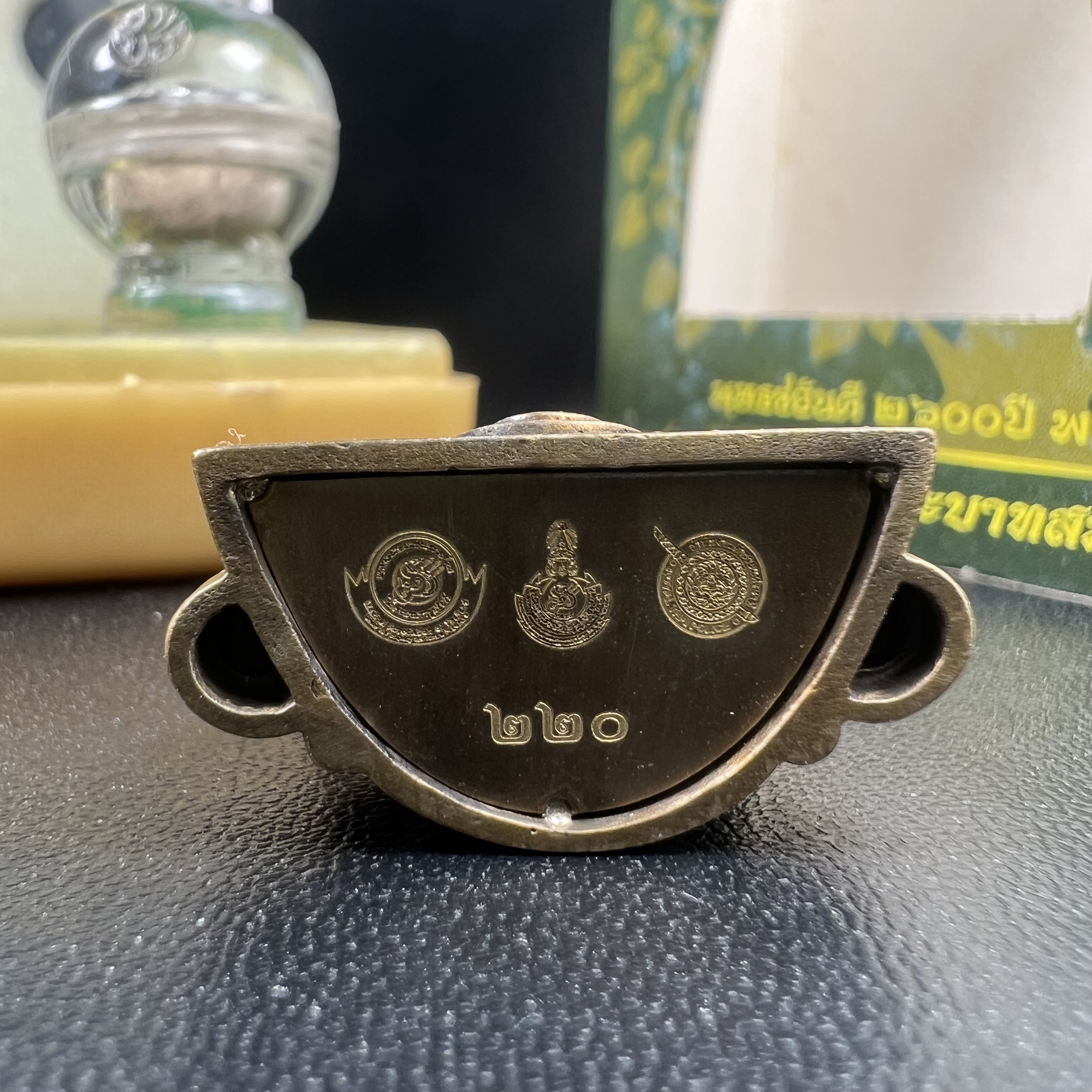 พระพุทธชินราช(จำลอง) ภปร. 84 พรรษา ปี 2554 เนื้อบรอนซ์รมดำซาติน พิมพ์กลางขนาดหน้าตัก 1/2 นิ้ว(พระราชทานมวลสาร จิตรลดาและเส้นพระเจ้า(เส้นผม)รัชกาลที่9)พุทธศิลป์ทรงคุณค่าอีกหนึ่งรุ่นยอดนิยม