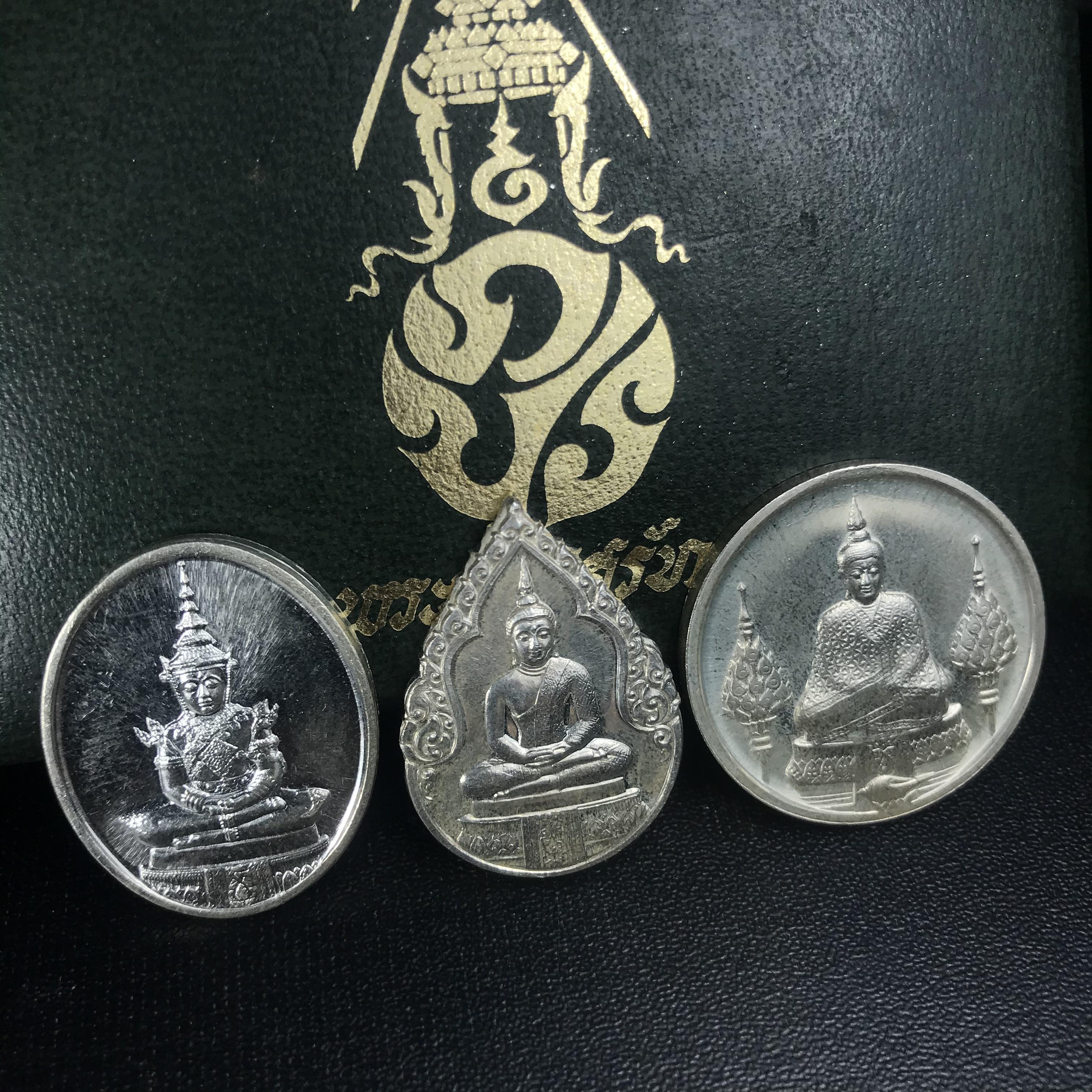 เหรียญพระแก้วมรกตหลัง ภปร ฉลองกรุงรัตนโกสินทร์ครบ 200 ปี พ.ศ.2525 เนื้อเงินกล่องบรรจุเดิมครบ3พิมพ์(บล็อกพระราชศรัธา)(ในหลวงรัชกาลที่9 เสด็จในพิธี)