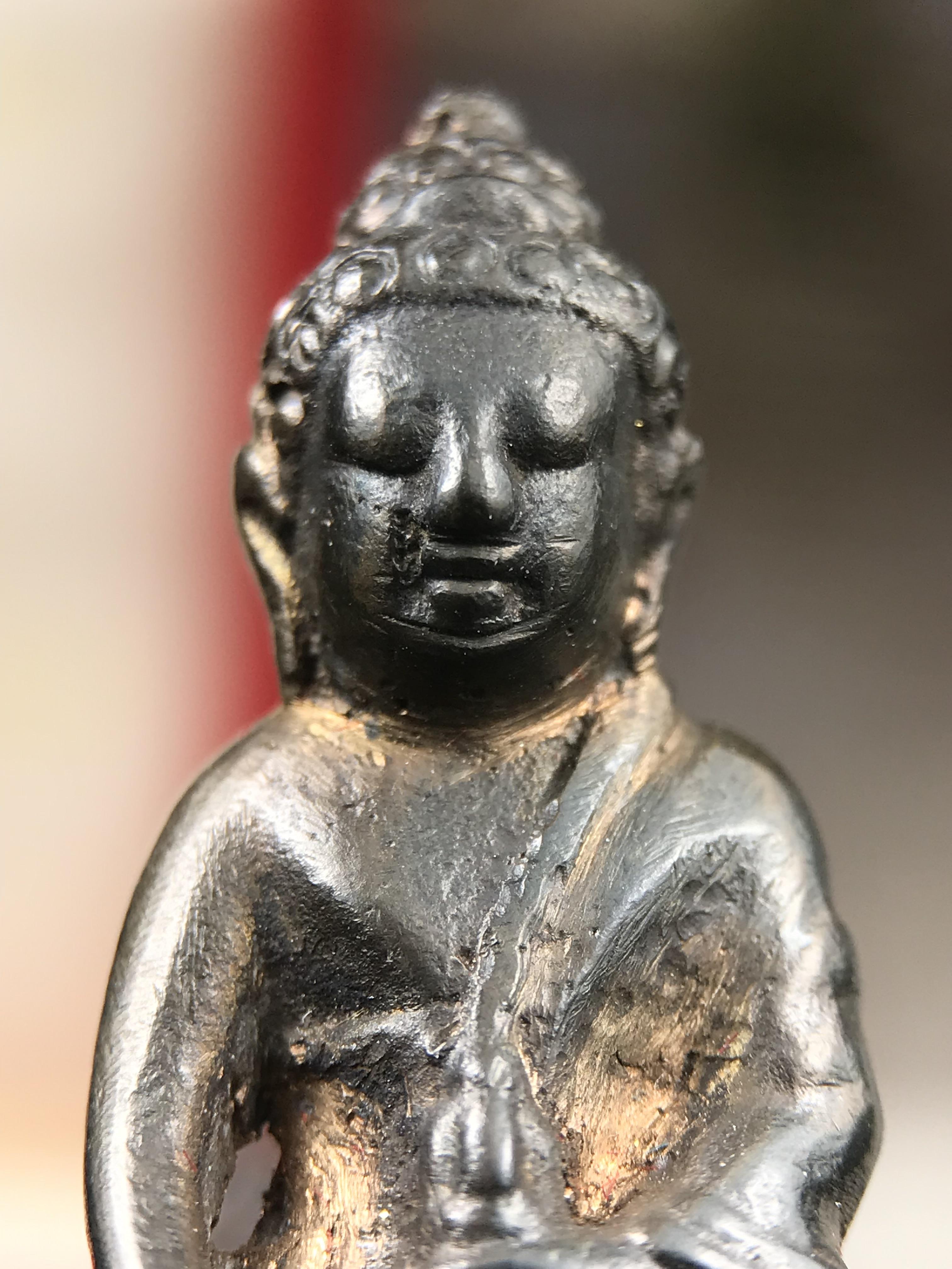 พระกริ่ง-พระชัยวัฒน์ ปวเรศ วัดบวรนิเวศวิหาร ปี 2530 พระบาทสมเด็จพระเจ้าอยู่หัวรัชกาลที่ 9 เจริญพระชนมพรรษา 5 รอบนักษัตริย์(ในหลวง ร.9 เสด็จเททอง)(บรรจุผงจิตรลดาเส้นเกศาในหลวงรัชกาลที่9)พร้อมสูจิบัตรเดิมตอนจัดสร้าง(สภาพสวยครบสมบูรณ์))พิธีใหญ่ รุ่นยอดนิยม