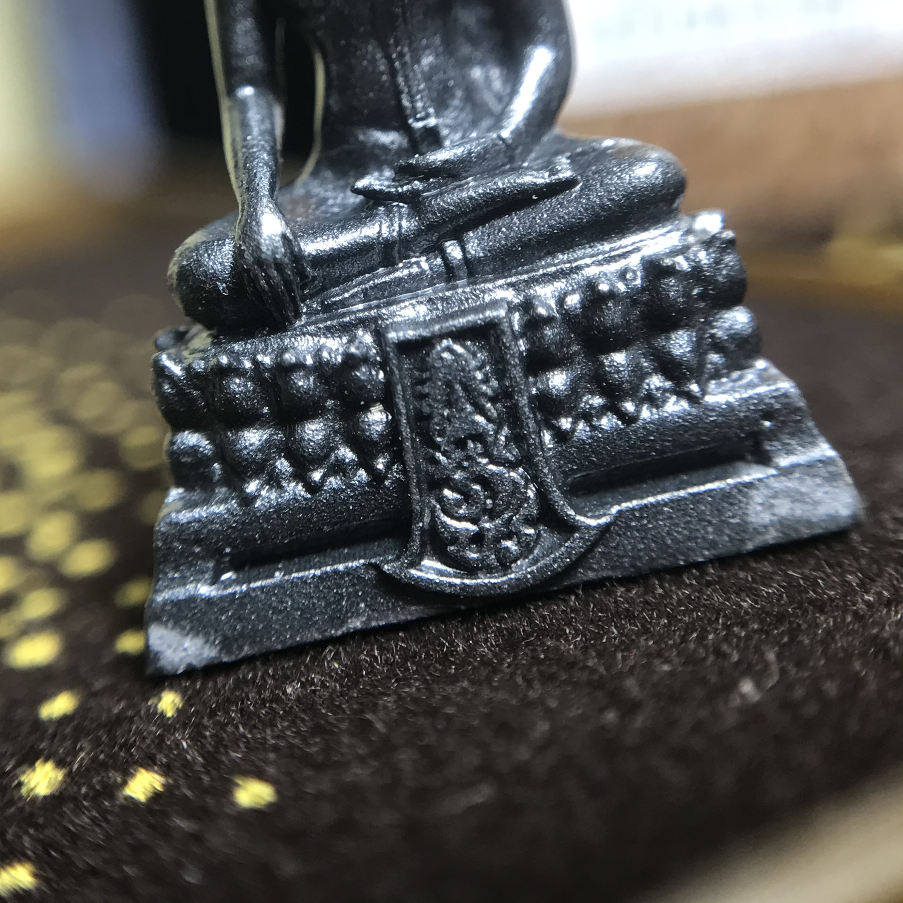 พระพุทธรูปคุ้มเกล้า มหามงคล 80พรรษา “รุ่นเย็นศิระเพราะพระบริบาล 80พรรษา มหากษัตริย์คู่แผ่นดินสยาม” เนื้อเงินรมดำ พิมพ์เล็ก ขนาด 10*21 มม.