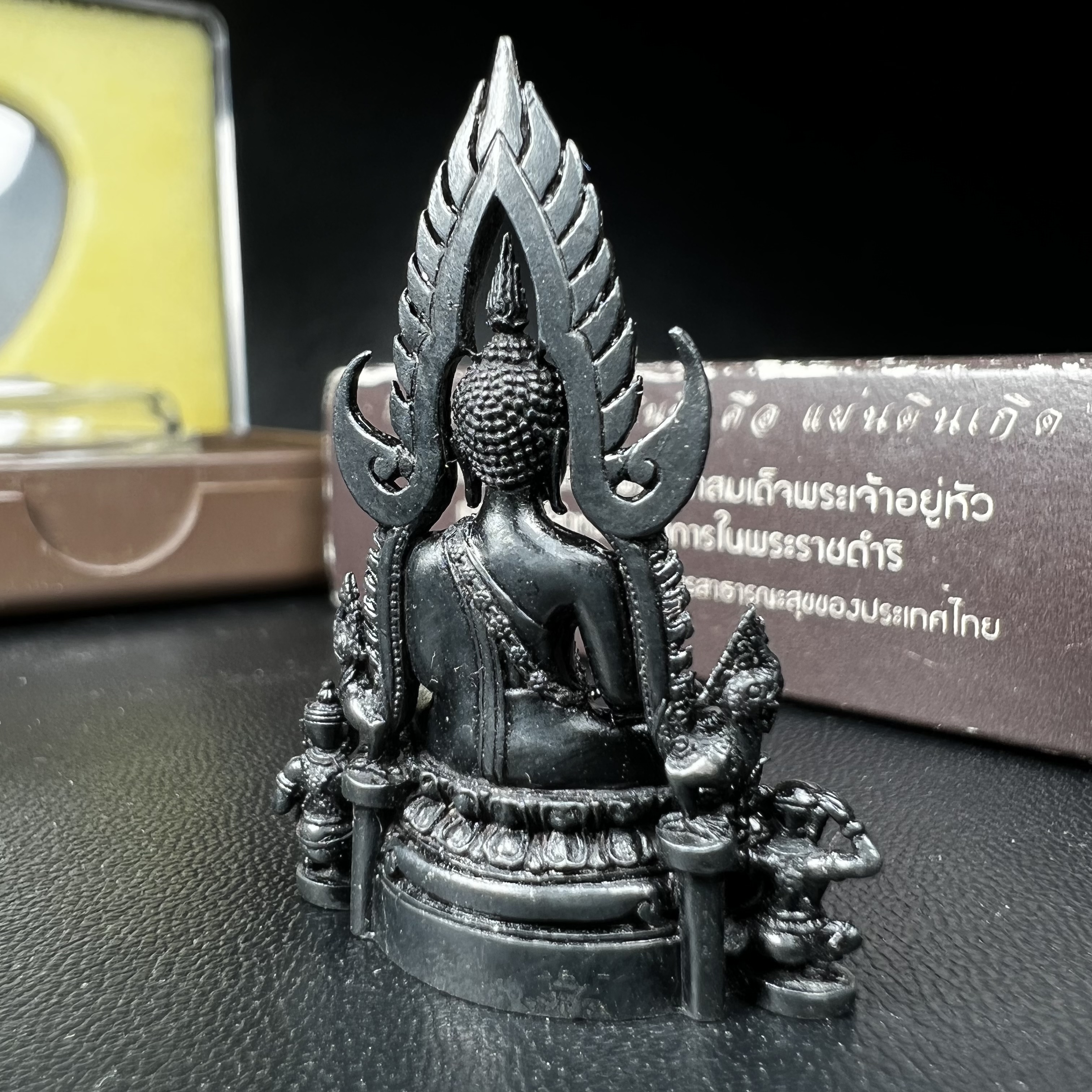 พระพุทธชินราช ภปร. โครงการ "เพราะแผ่นดินนี้ คือ แผ่นดินเกิด" ปี2548(รุ่นแรก) ลอยองค์ หน้าตัก 1/2 นิ้ว เนื้อเงินรมดำ(พุทธศิลป์จำลองเมื่อครั้งลอกทอง ครั้งที่3 เมื่อปี2547 ร้อยปีจะมีสักครั้ง "พระพุทธชินราชองค์ดำ")