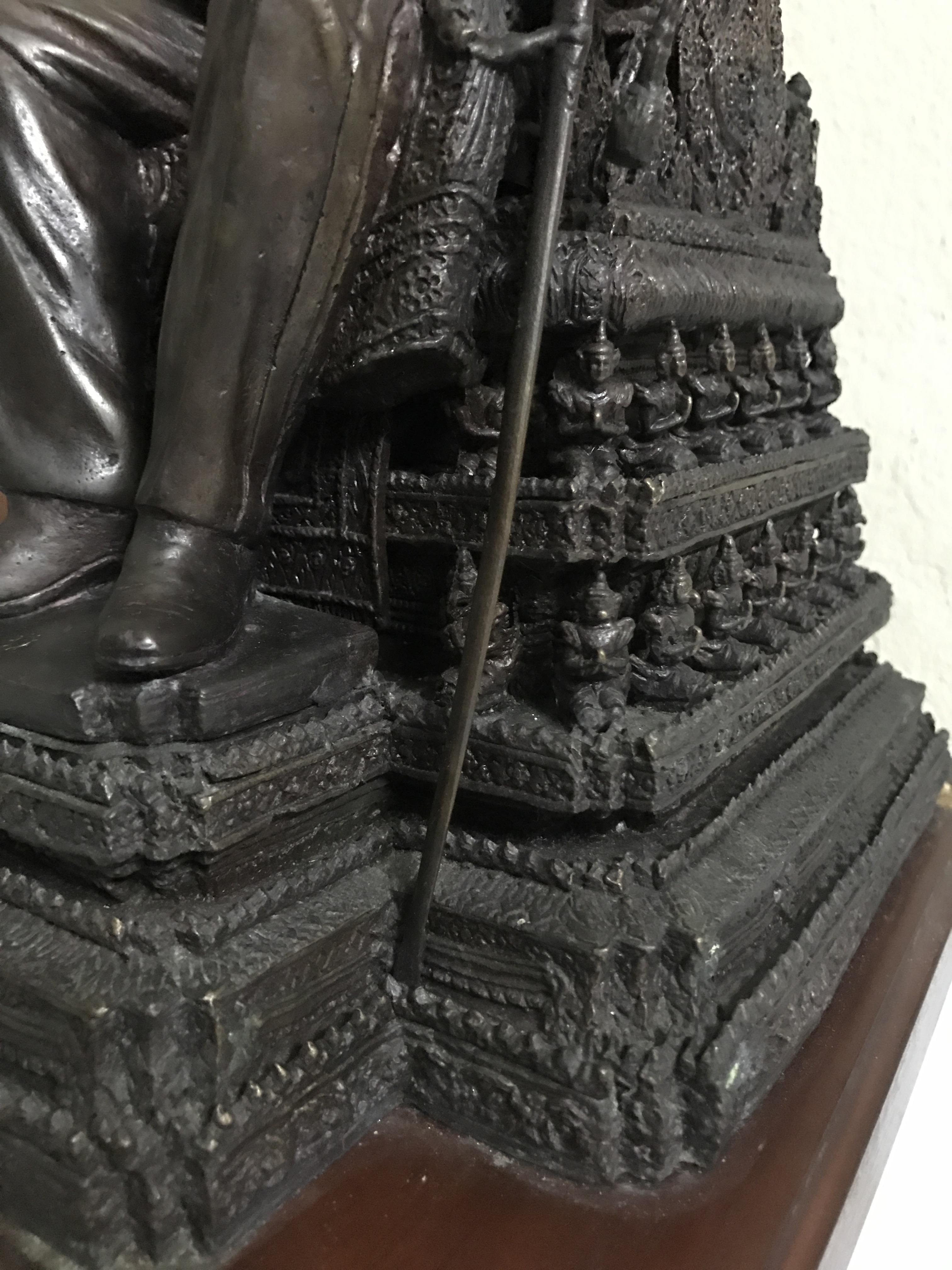 พระบรมรูปพระบาทสมเด็จพระเจ้าอยู่หัวรัชกาลที่9(นั่งบัลลังก์) กระทรวงมหาดไทยจัดสร้าง ปี2539