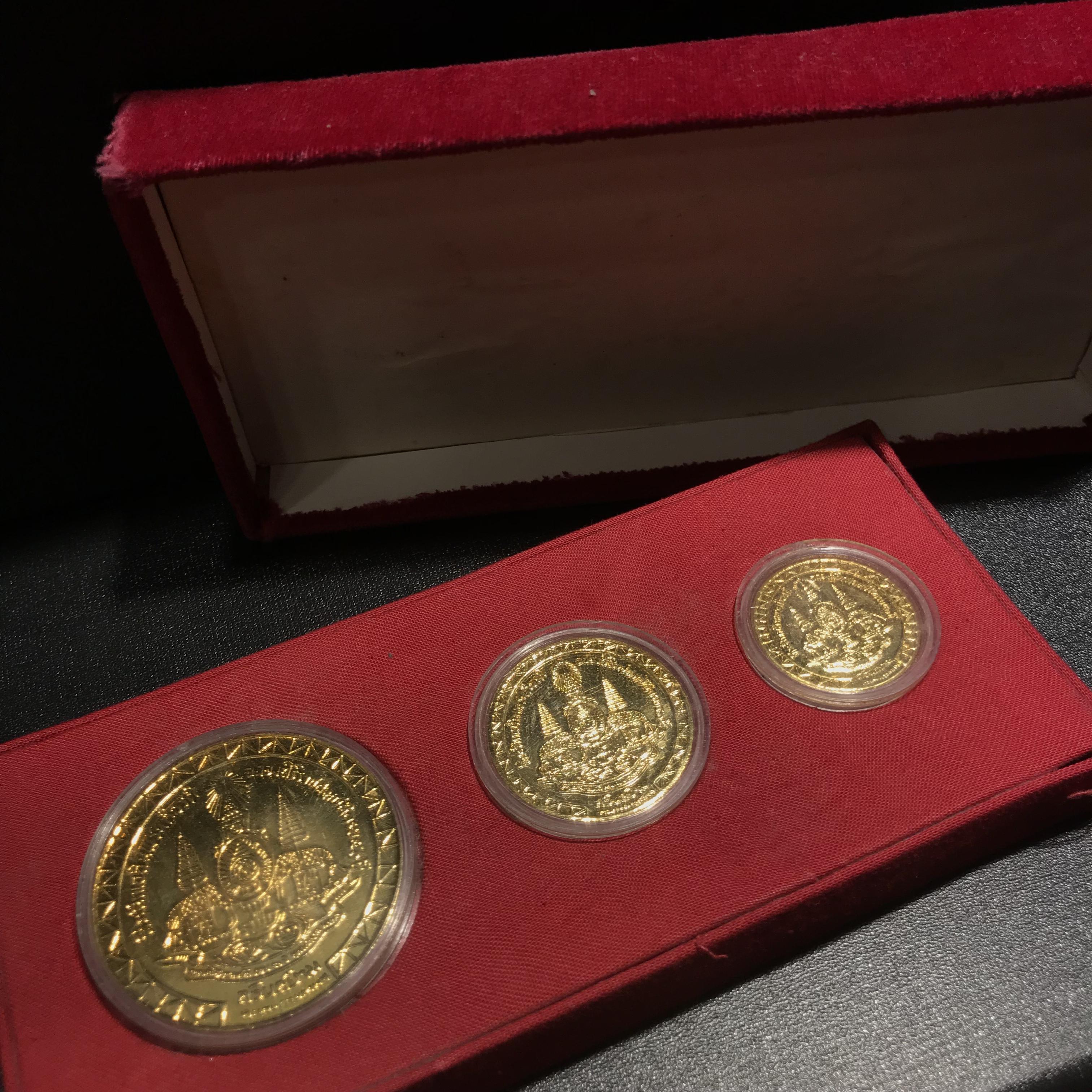 เหรียญที่ระลึกเฉลิมพระเกียรติ์ ฉลองสิริราชสมบัติ ครบ 50ปี รัชกาลที่9 ตรากาญจนาภิเษก สวนสยามทะเลกรุงเทพ จัดสร้าง ปี2539(ครบชุดพร้อมกล่องบรรจุเดิม)