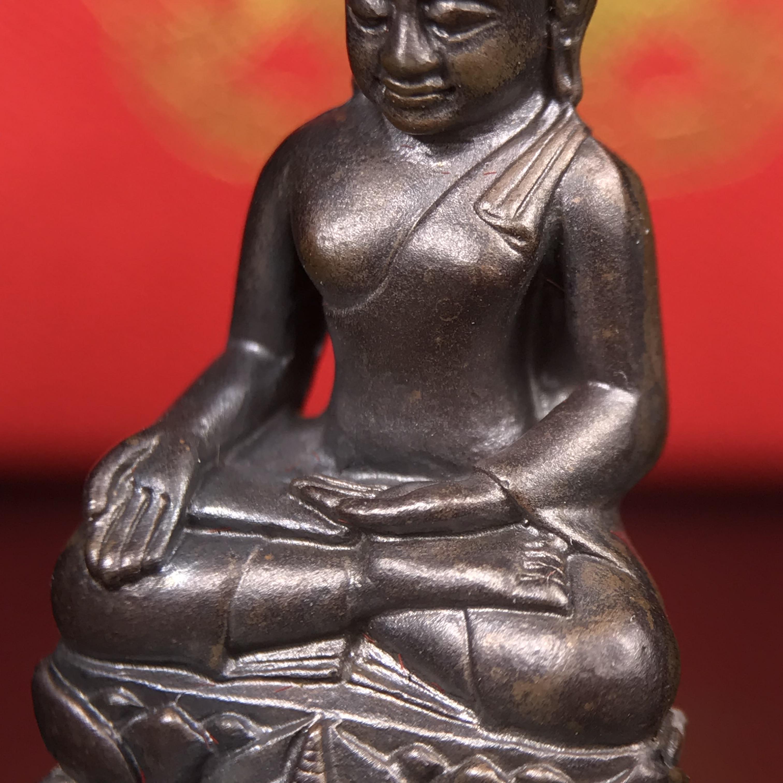 พระกริ่งไพรีพินาศ บรรจุเหล็กไหล ครั้งแรกและครั้งเดียวในประวัติศาสตร์ เฉลิมพระเกียรติ พระบาทสมเด็จพระเจ้าอยู่หัวรัชกาลที่9 พระชนมพรรษา 6 รอบ ปี2542 เนื้อนวโลหะผสมทองคำ(บรรจุเหล็กไหล)ดีนอก-ดีใน พิธีใหญ่ มวลสารเด่น (หายาก)