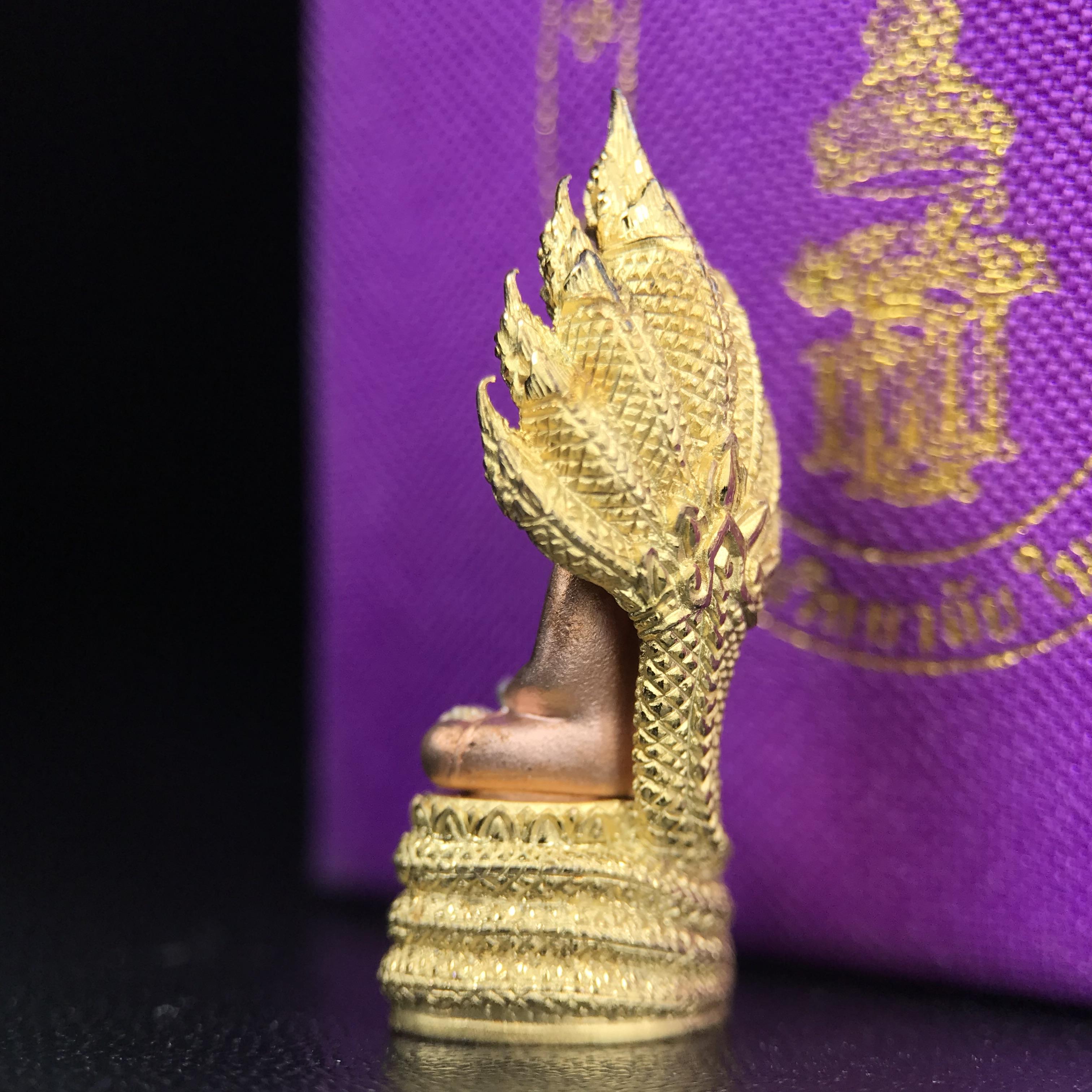 พระนาคปรก สธ. รุ่นสร้างพระอุโบสถเฉลิมพระเกียรติ 4 รอบ 84 พรรษา สมเด็จพระเทพรัตนราชสุดาฯ วัดบวรนิเวศวิหาร ปี 2543 พิมพ์เล็ก เนื้อเงินบริสุทธิ์ ชุบสามกษัตริย์แบบพ่นทรายขัดเงาบางส่วน(สภาพ สวย )พิธีใหญ่ พุทธศิลป์งดงาม หายาก (1 ใน 2999 องค์)