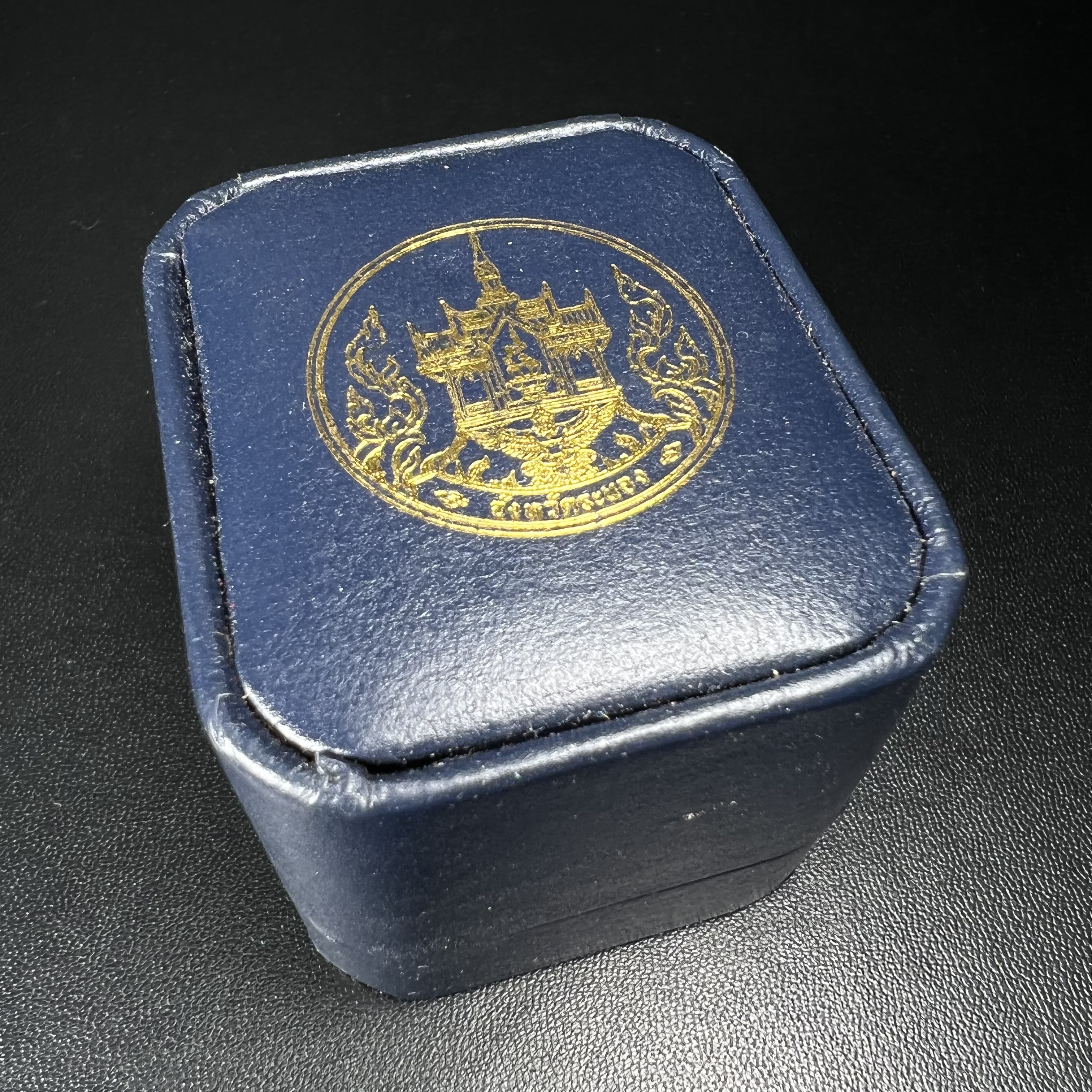 รูปหล่อลอยองค์พระโพธิสัตว์กวนอิม ทรงประทับมังกร จ.ระนอง เนื้อเงิน พิมพ์ใหญ่(สภาพผิว สวยงดงาม ทรงคุณค่า) เฉลิมฉลองในวโรกาสที่พระบาทสมเด็จพระเจ้าอยู่หัวทรงครองสิริราชสมบัติครบ 50 ปี จ.ระนอง พ.ศ.2539