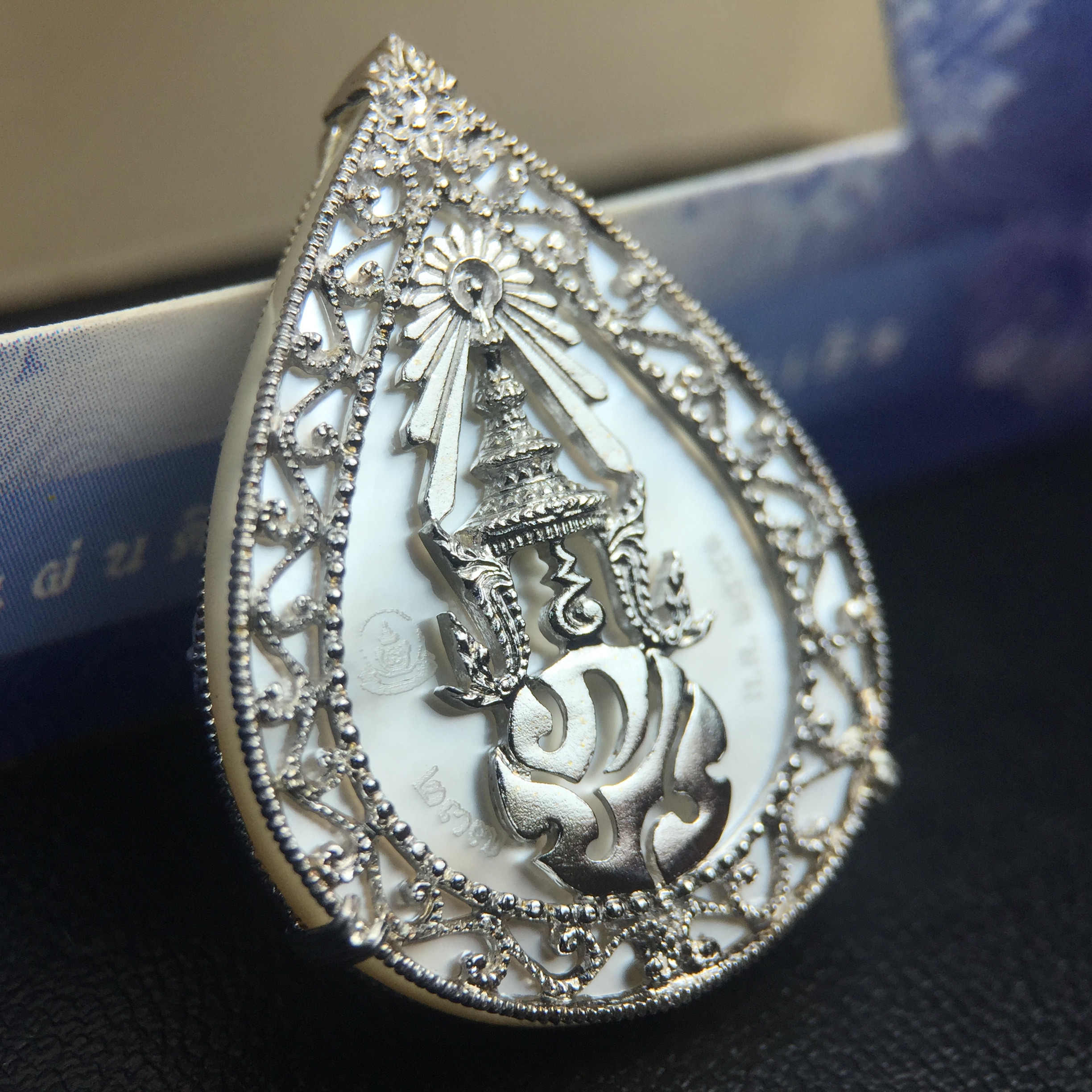 เหรียญพระพุทธชินราช ภปร. โครงการ เพราะแผ่นดินนี้คือแผ่นดินเกิด ปี 2551 รูปหยดน้ำ เนื้อเงินชุบทองคำขาว(ล้อมด้วยกรอบเงินชุบทองคำขาวสลักเสลาเป็นลวดลายละเอียดอ่อน ส่วนพื้นองค์พระเป็นเปลือกหอยมุขสวยงดงาม )(ขนาด 21 x 29 มม.) (สวยงามหายาก)1ใน5000องค์