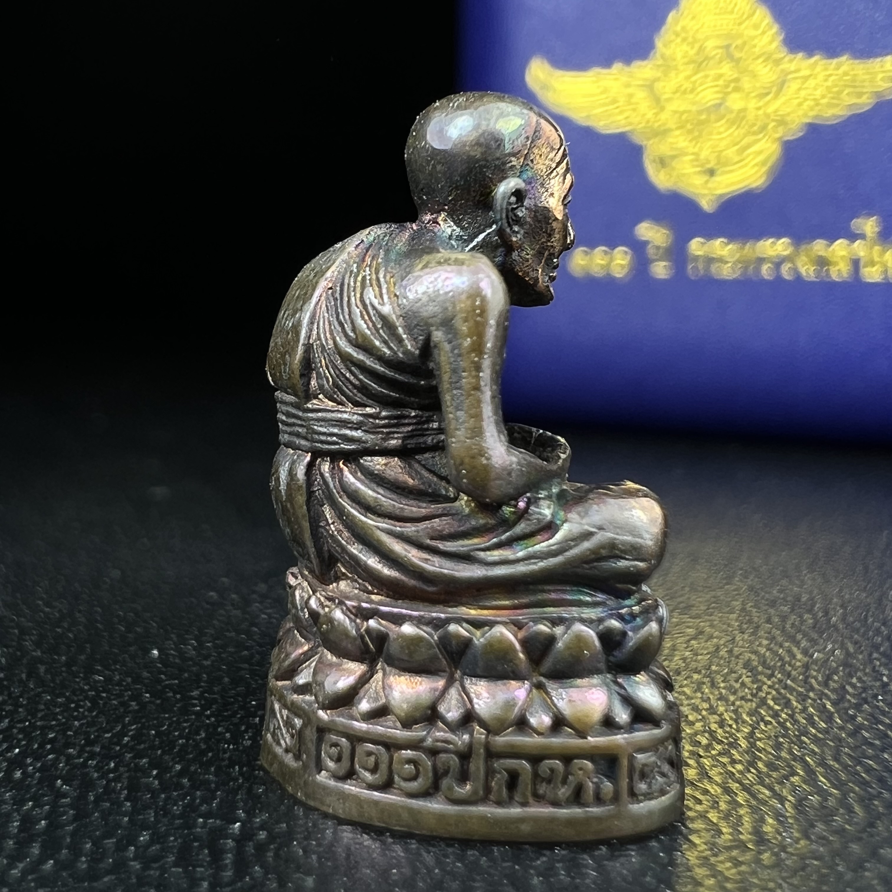 รูปเหมือนหล่อลอยองค์หลวงปู่ทวด รุ่น 111ปี กระทรวงกลาโหม เนื้อนวโลหะรมดำ-ปัดเงา ปี2540 พิธีใหญ่ เข้มขลัง นิยม พร้อมกล่องบรรจุเดิม(คัดสภาพสวยผิวเทพๆผิวรุ้งๆ)ทั้งพิธีทั้งพุทธศิลป์ทรงคุณค่าอีกหนึ่งรุ่นยอดนิยม